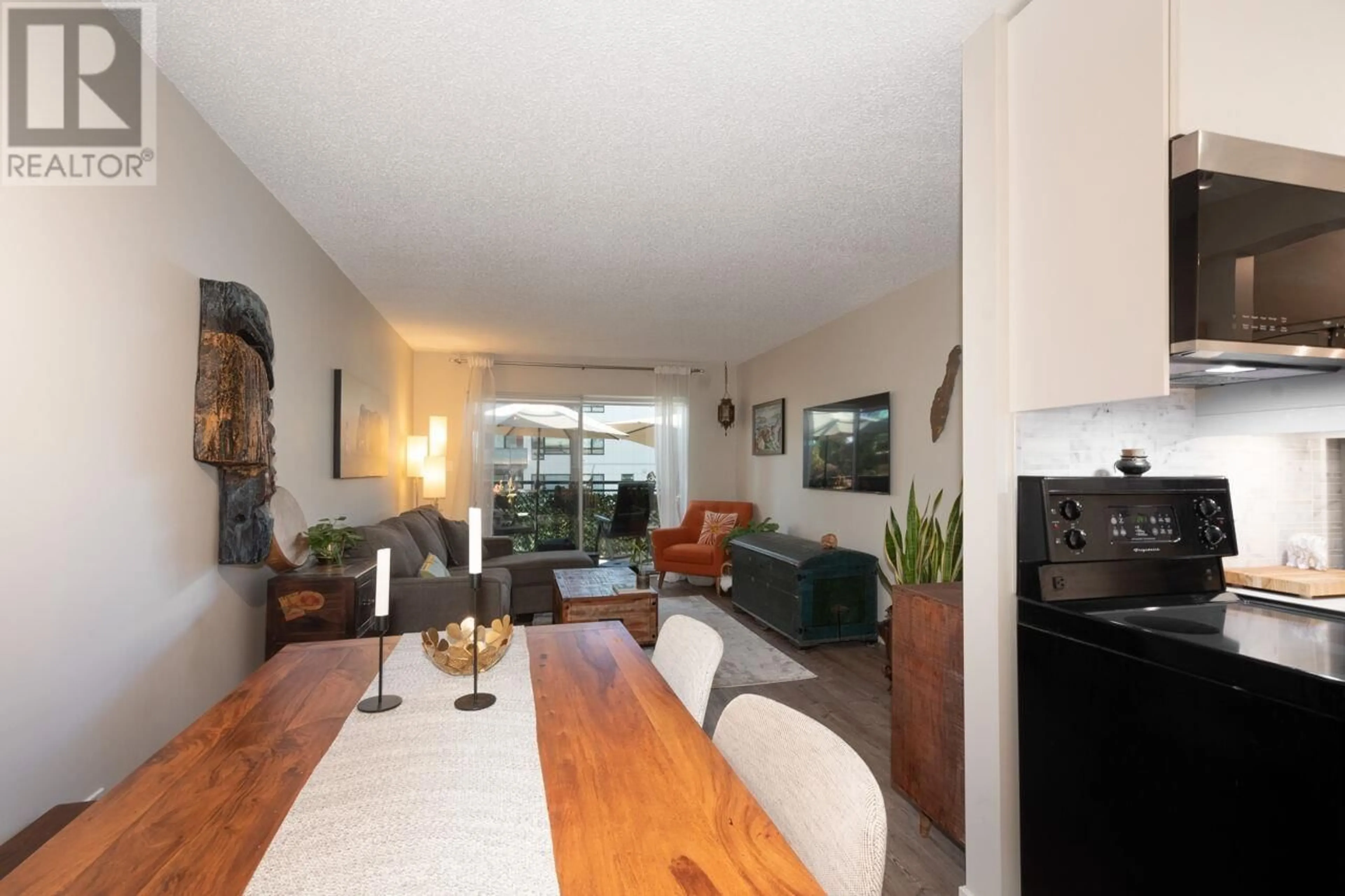 Living room with furniture, unknown for 305 - 1550 CHESTERFIELD AVENUE, North Vancouver British Columbia V7M2N6