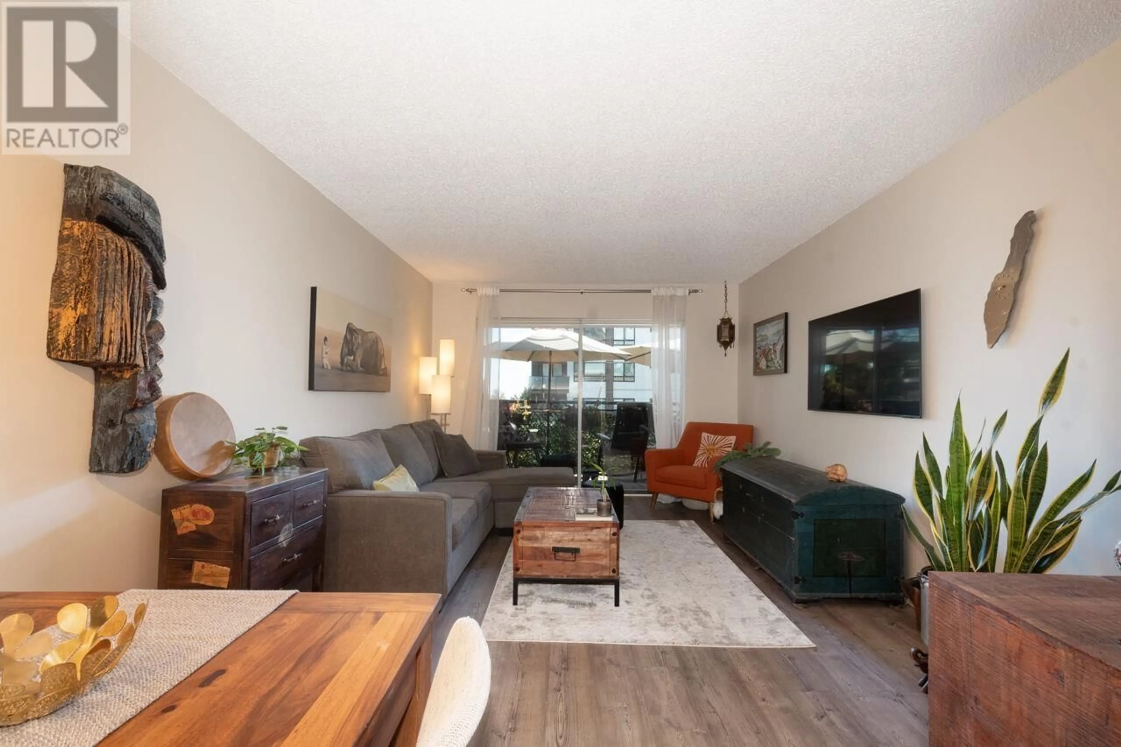 Living room with furniture, wood/laminate floor for 305 - 1550 CHESTERFIELD AVENUE, North Vancouver British Columbia V7M2N6