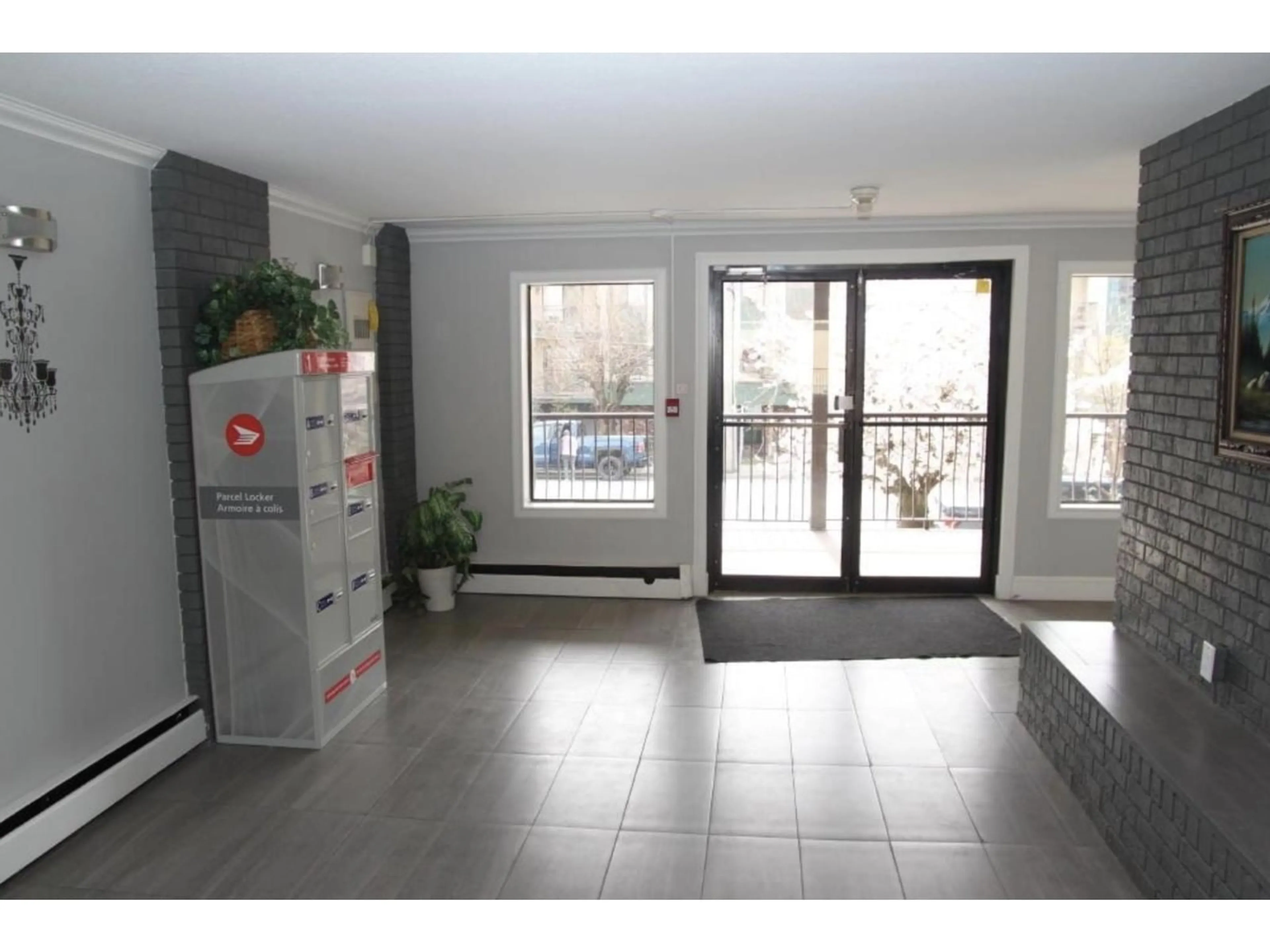 Indoor foyer for 207 - 45749 SPADINA AVENUE, Chilliwack British Columbia V2P1T5