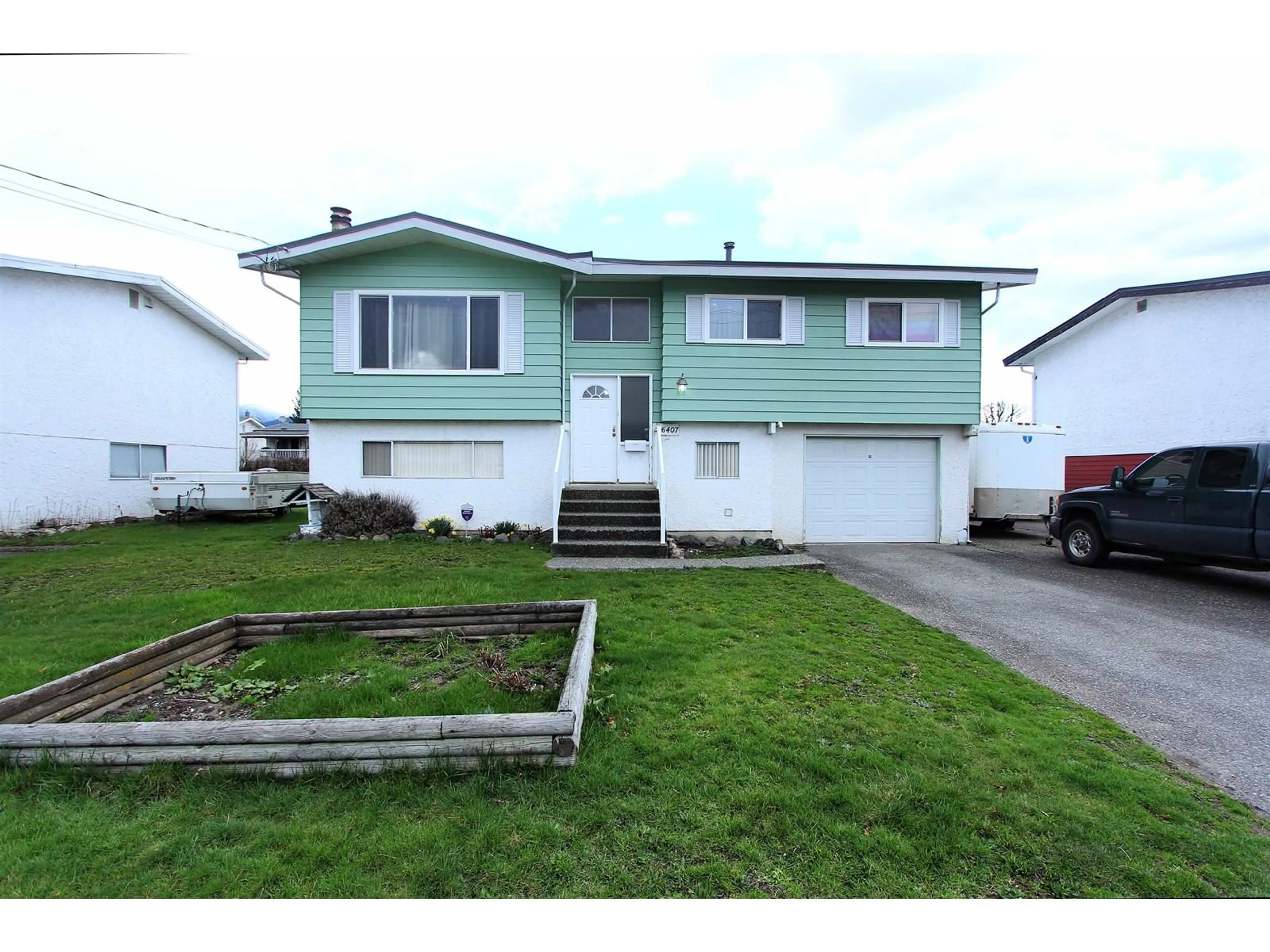 Home with vinyl exterior material, street for 46407 CHILLIWACK CENTRAL ROAD, Chilliwack British Columbia V2P1J7