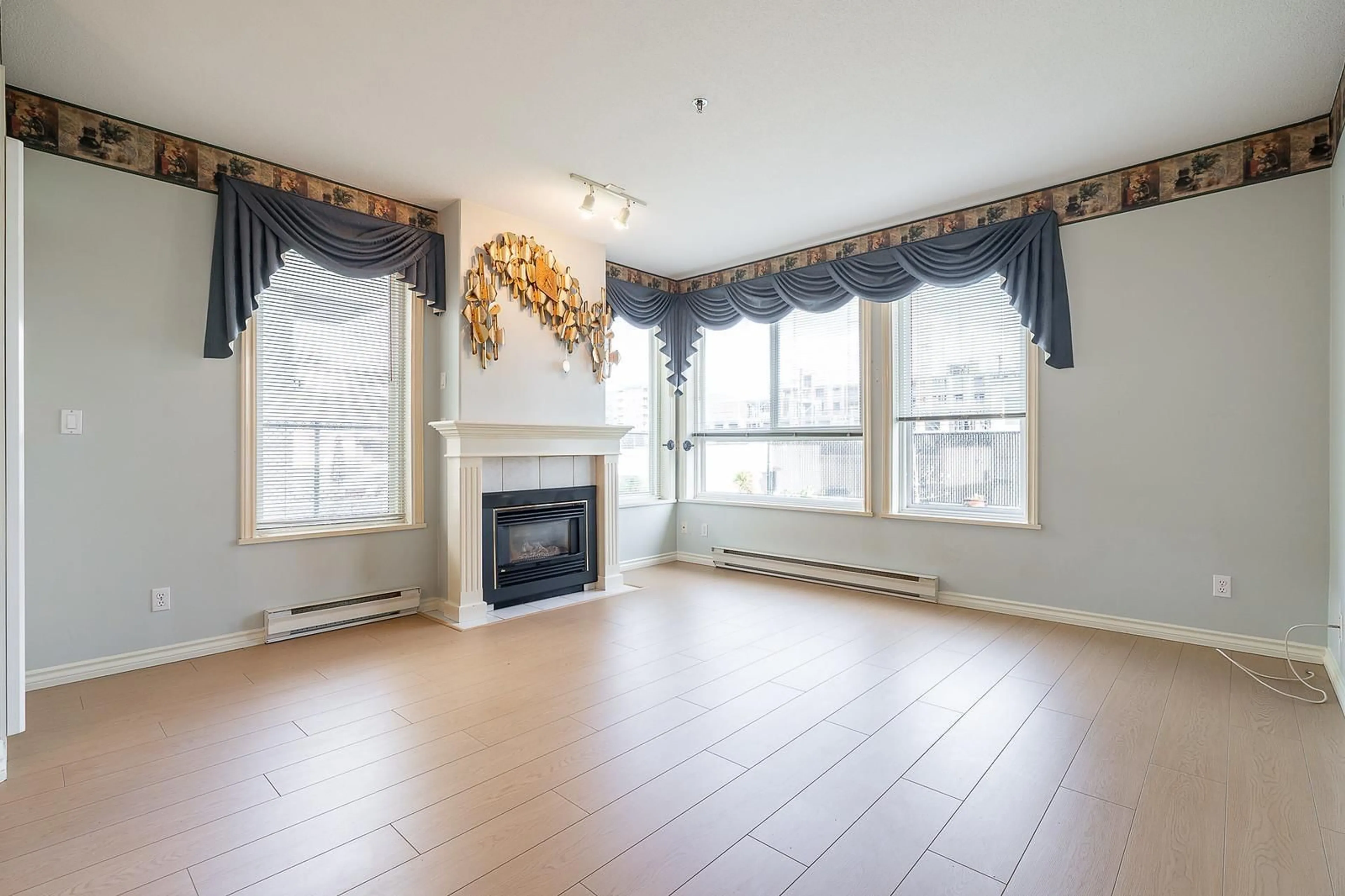 Living room with furniture, wood/laminate floor for 106 - 45775 SPADINA AVENUE, Chilliwack British Columbia V2P1T5