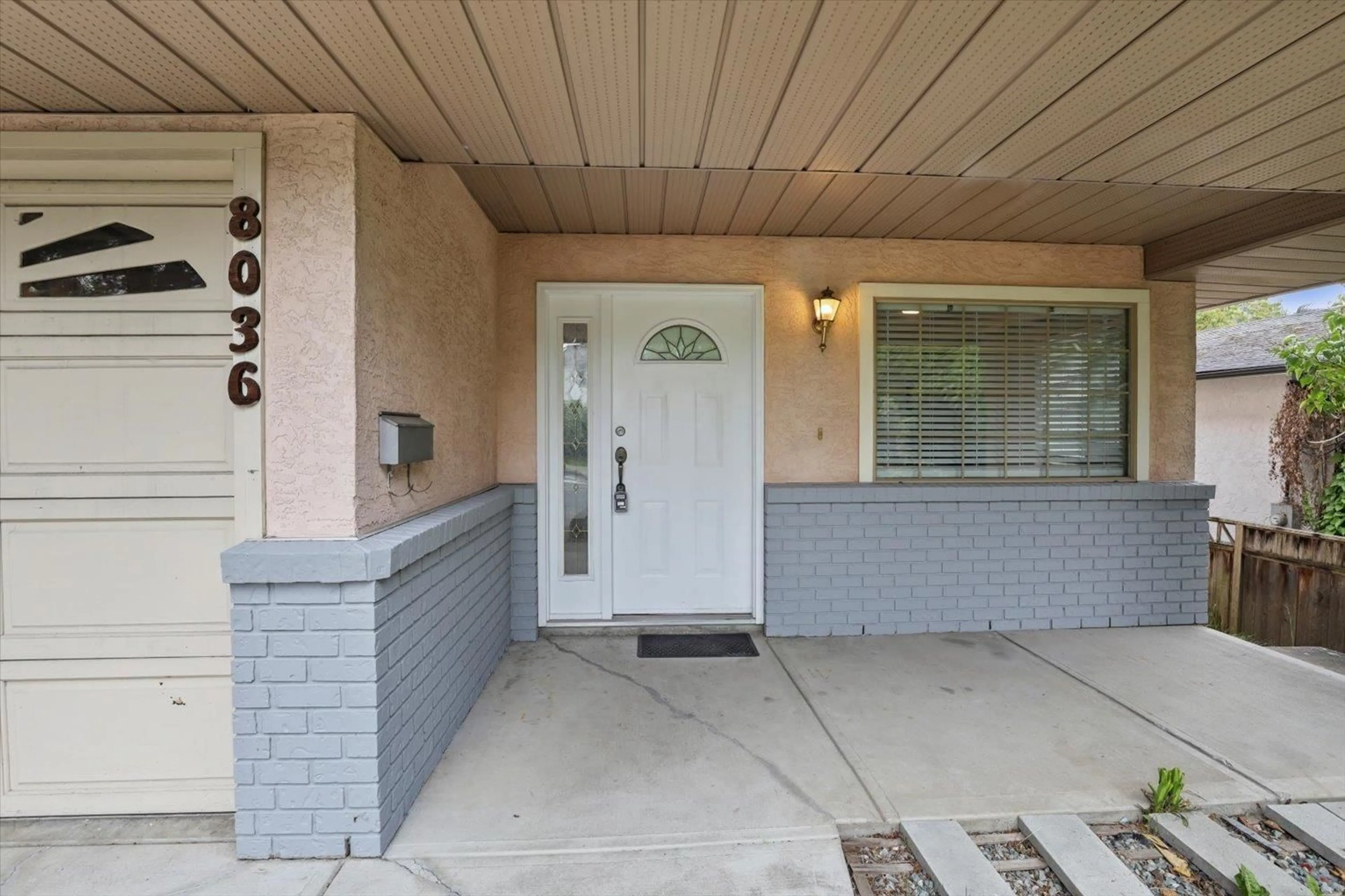 Indoor entryway for 8036 CEDAR, Mission British Columbia V2V3N1