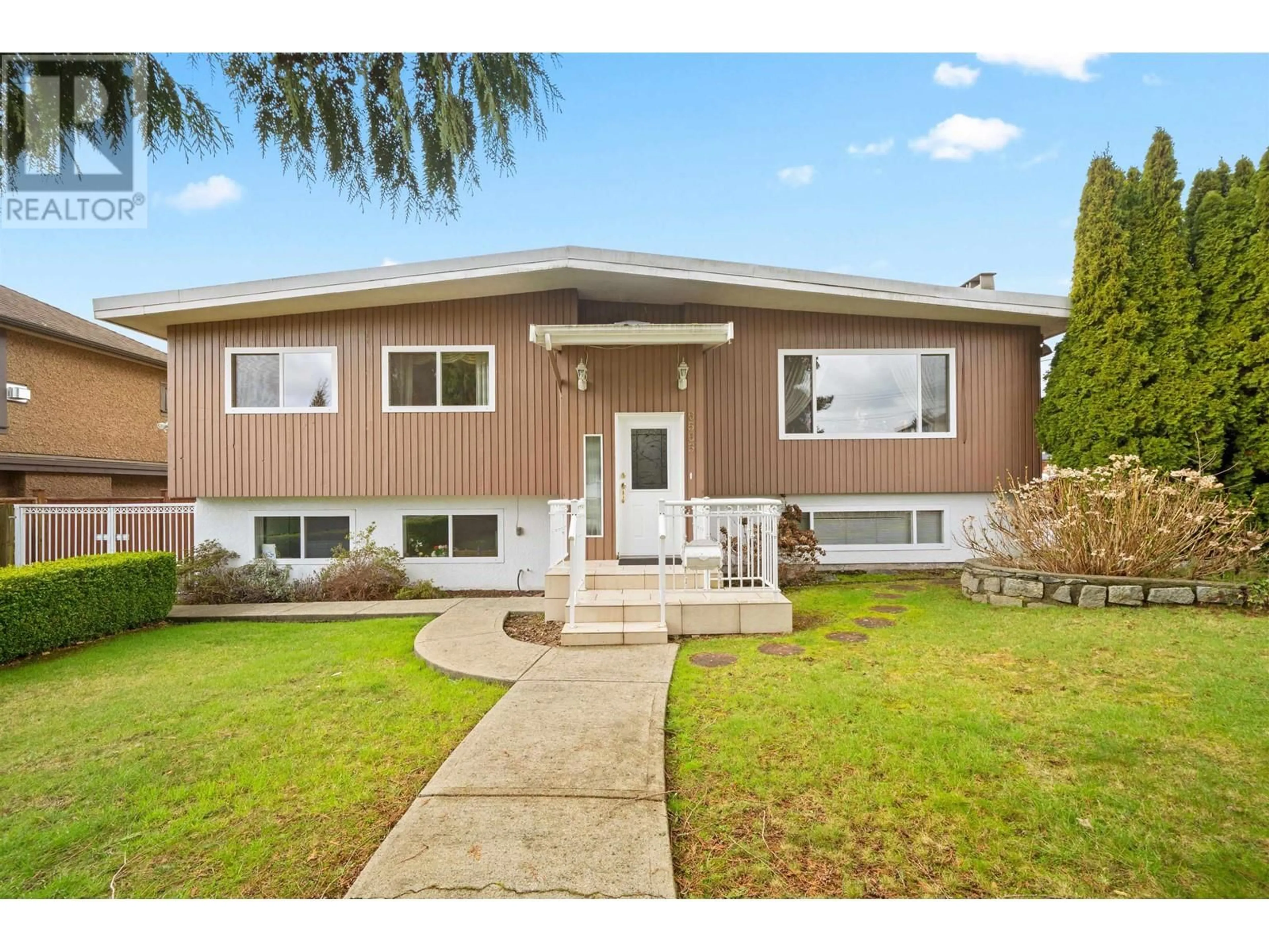 Home with vinyl exterior material, street for 6565 SUMAS DRIVE, Burnaby British Columbia V5B2V1