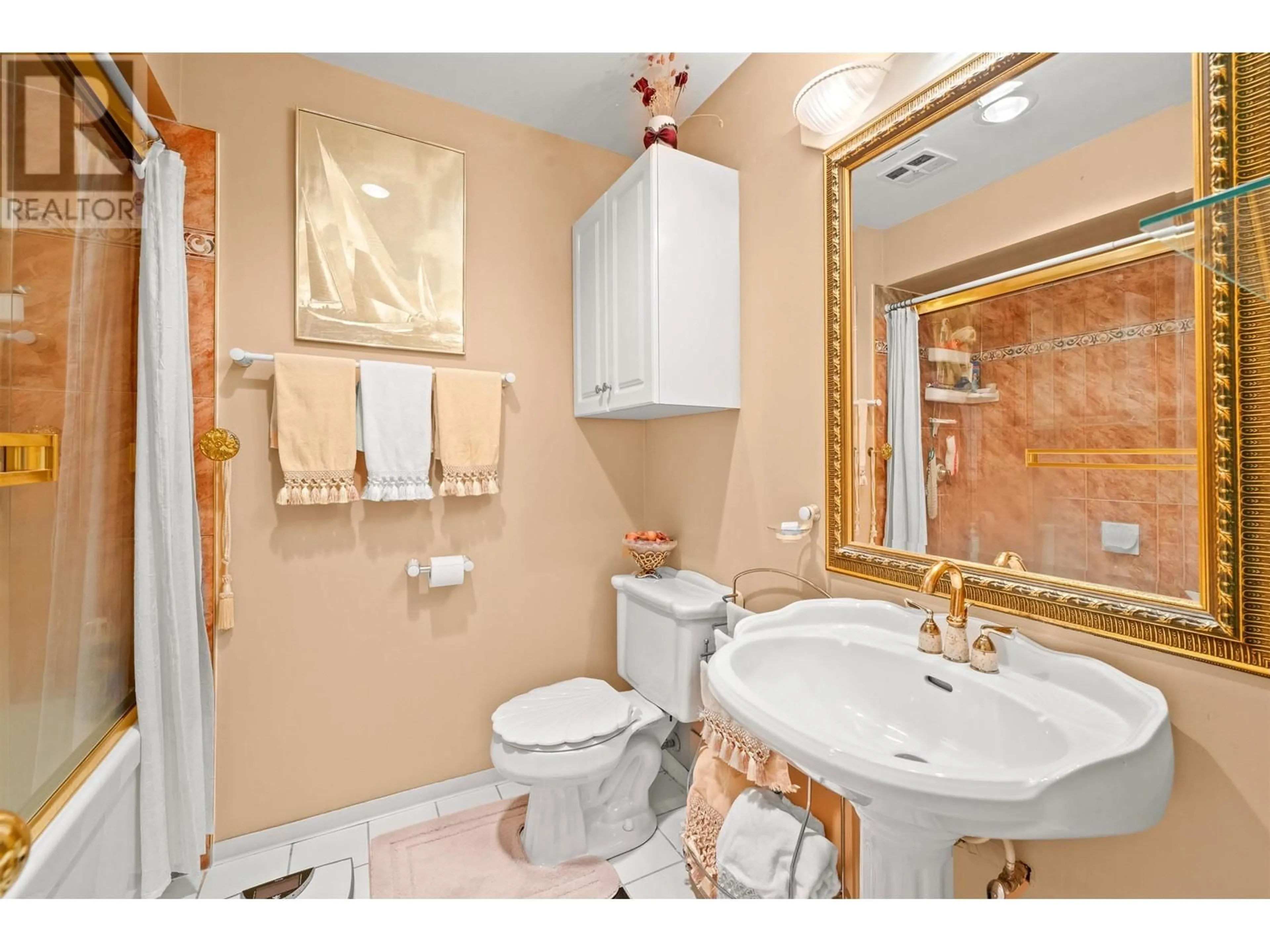 Standard bathroom, ceramic/tile floor for 6565 SUMAS DRIVE, Burnaby British Columbia V5B2V1