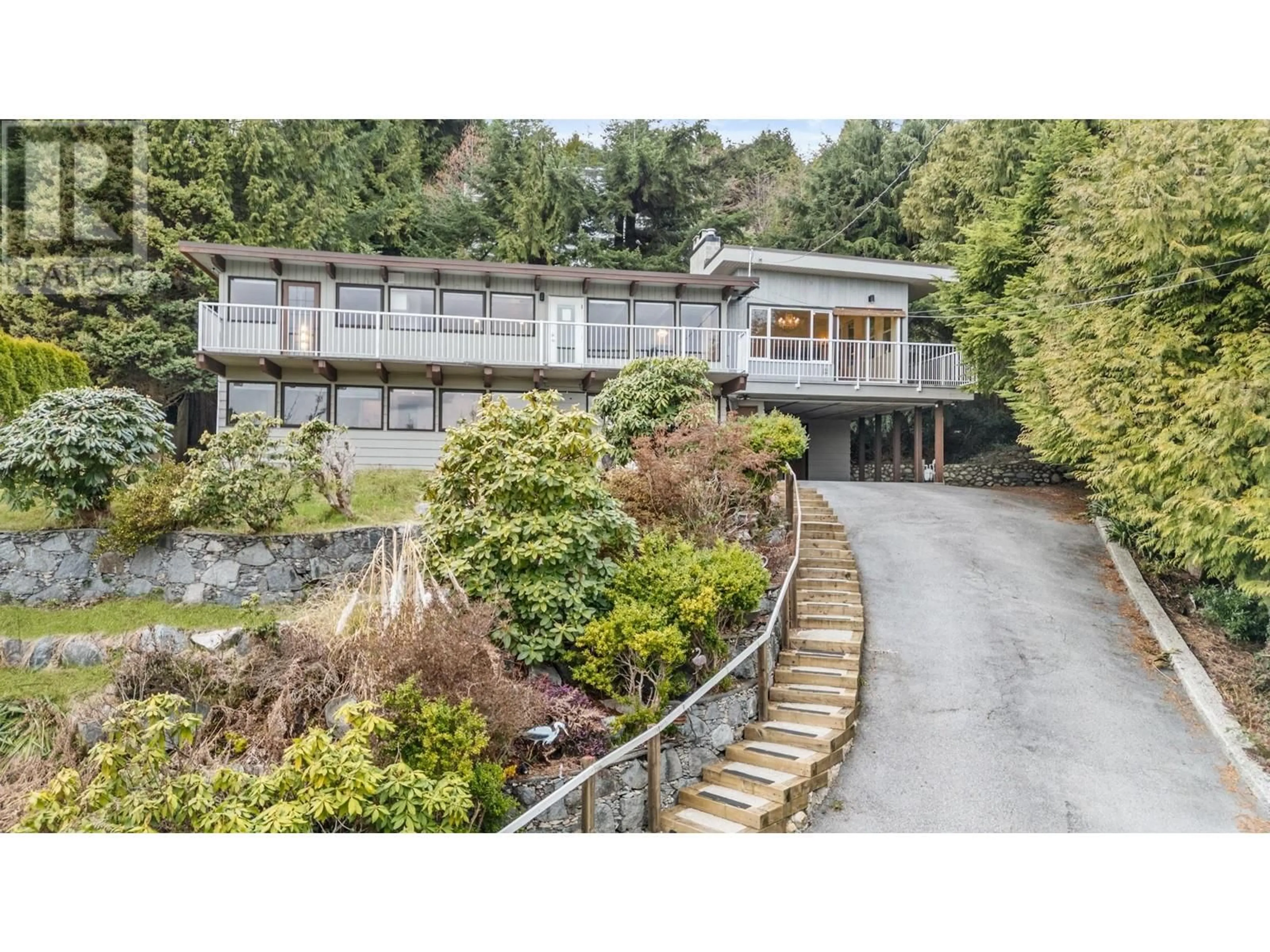 A pic from outside/outdoor area/front of a property/back of a property/a pic from drone, street for 565 ST. GILES ROAD, West Vancouver British Columbia V7S1L7