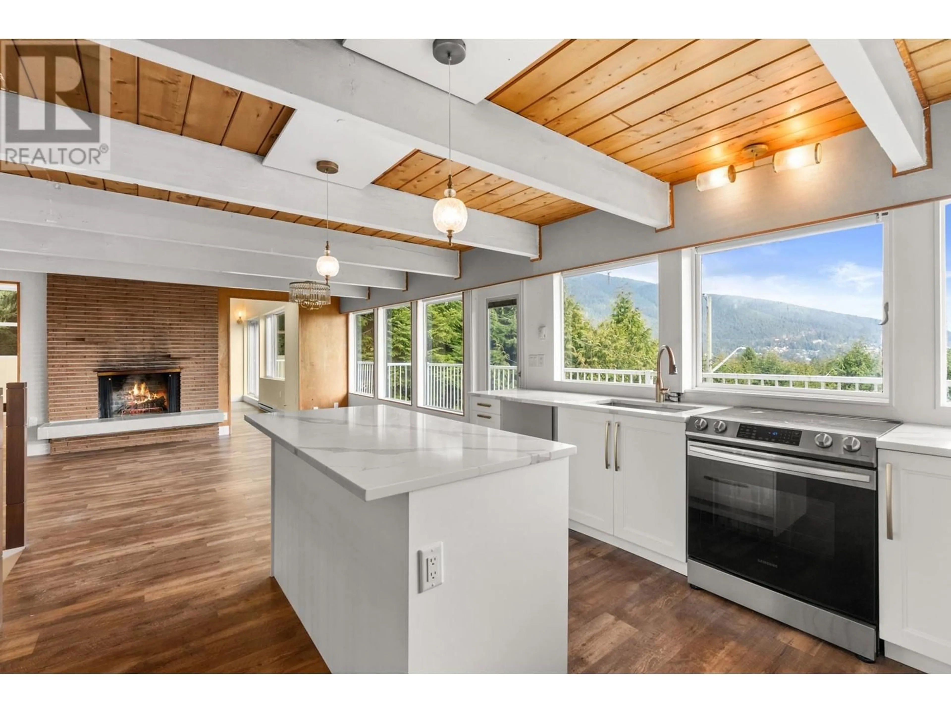 Open concept kitchen, wood/laminate floor for 565 ST. GILES ROAD, West Vancouver British Columbia V7S1L7
