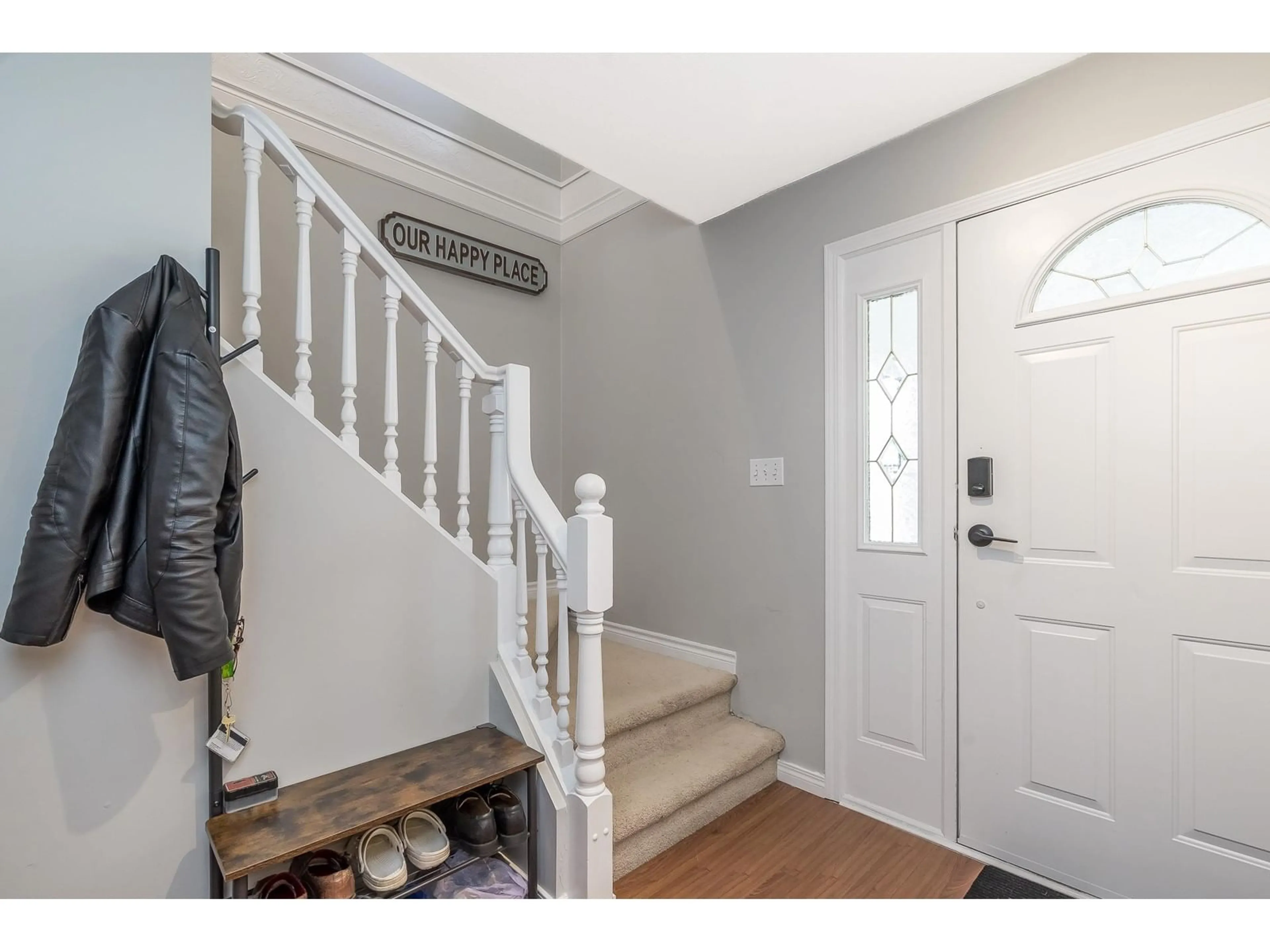 Indoor entryway for 32958 HARWOOD, Abbotsford British Columbia V2S7C2
