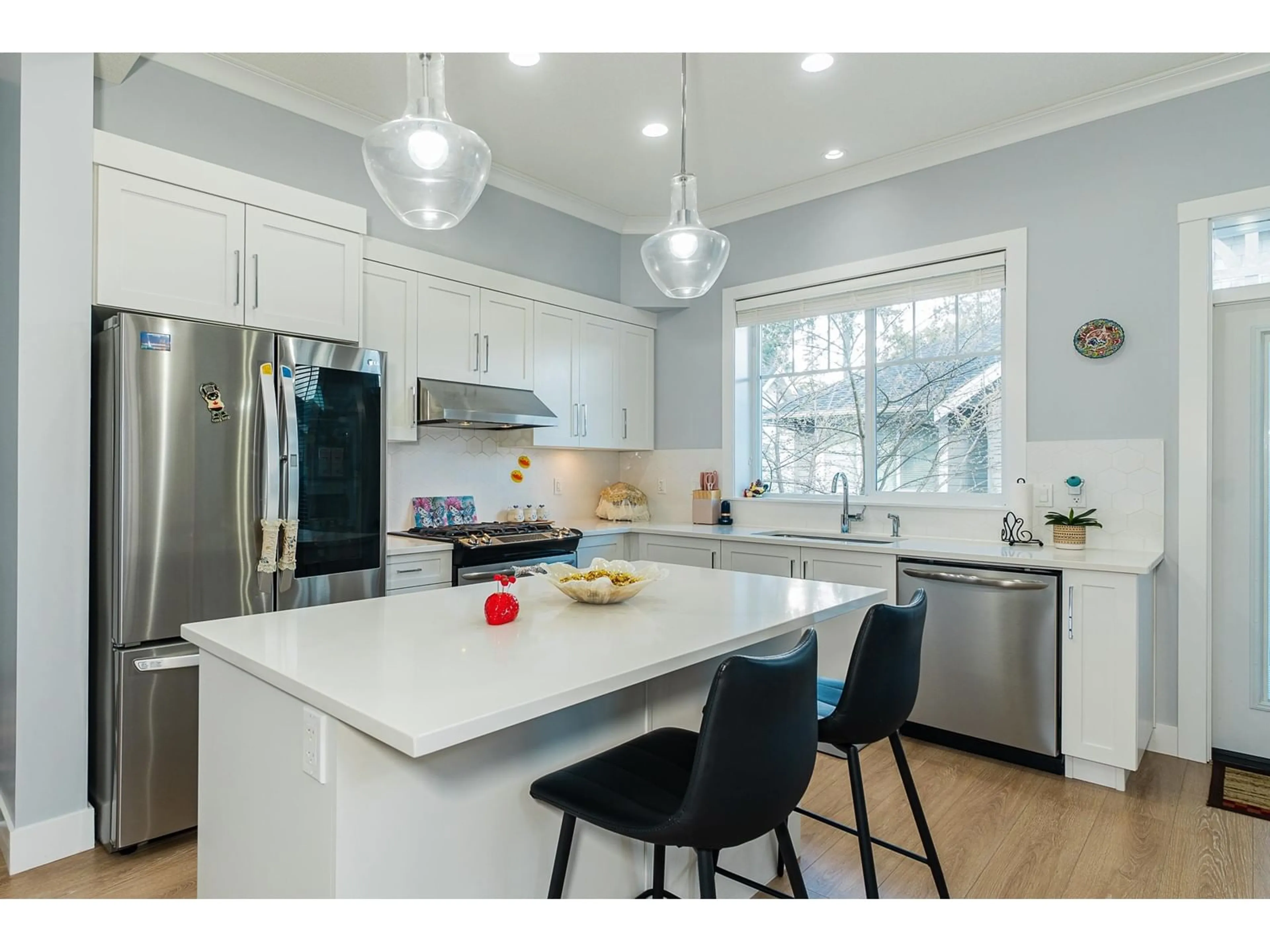 Open concept kitchen, wood/laminate floor for 21 - 2855 158, Surrey British Columbia V3Z0P5