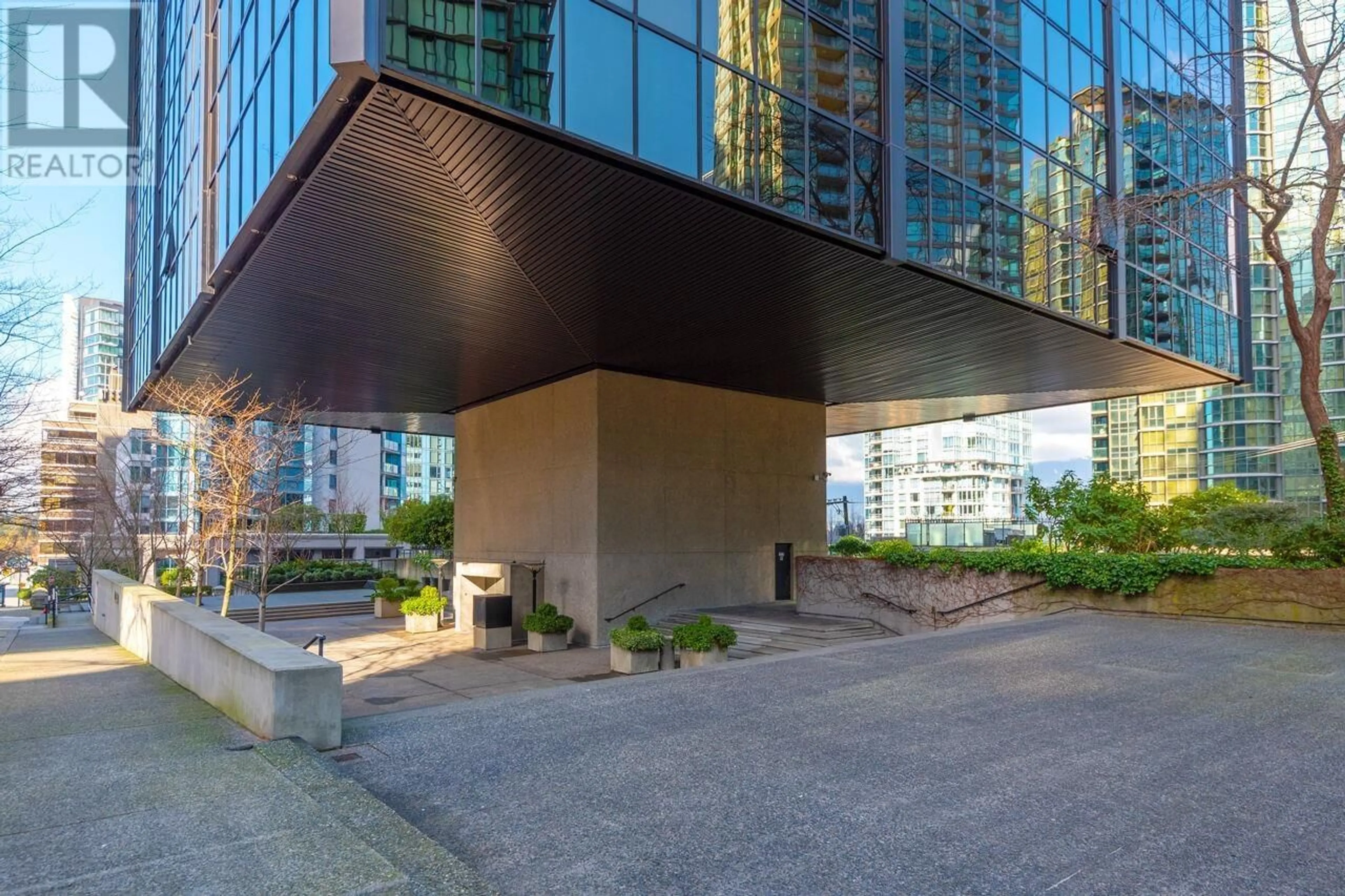 Indoor foyer for 1202 - 1333 GEORGIA STREET, Vancouver British Columbia V6E4V3