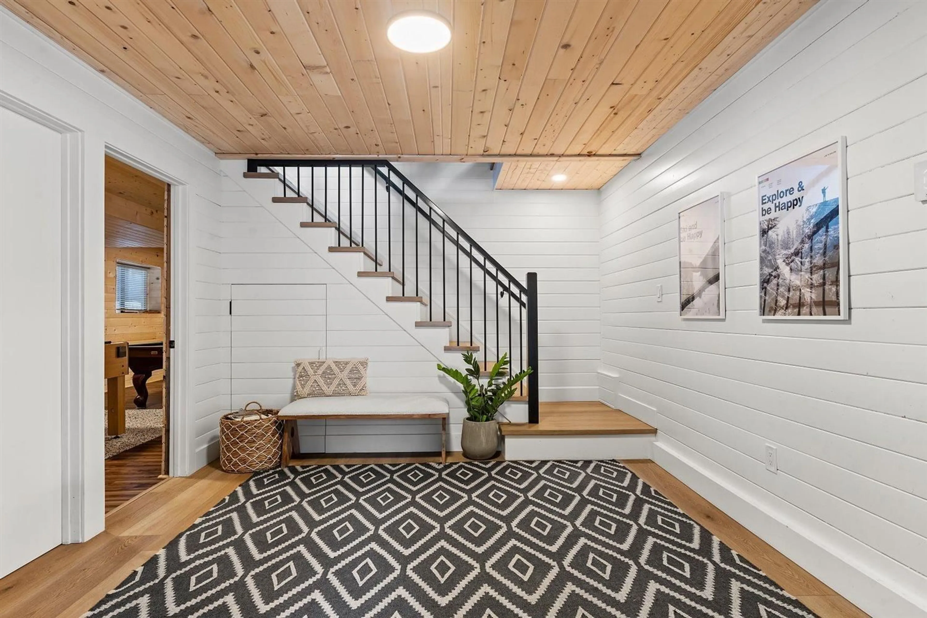 Indoor entryway for 14895 PARKHILL BOULEVARD, Hope British Columbia V0X1L5