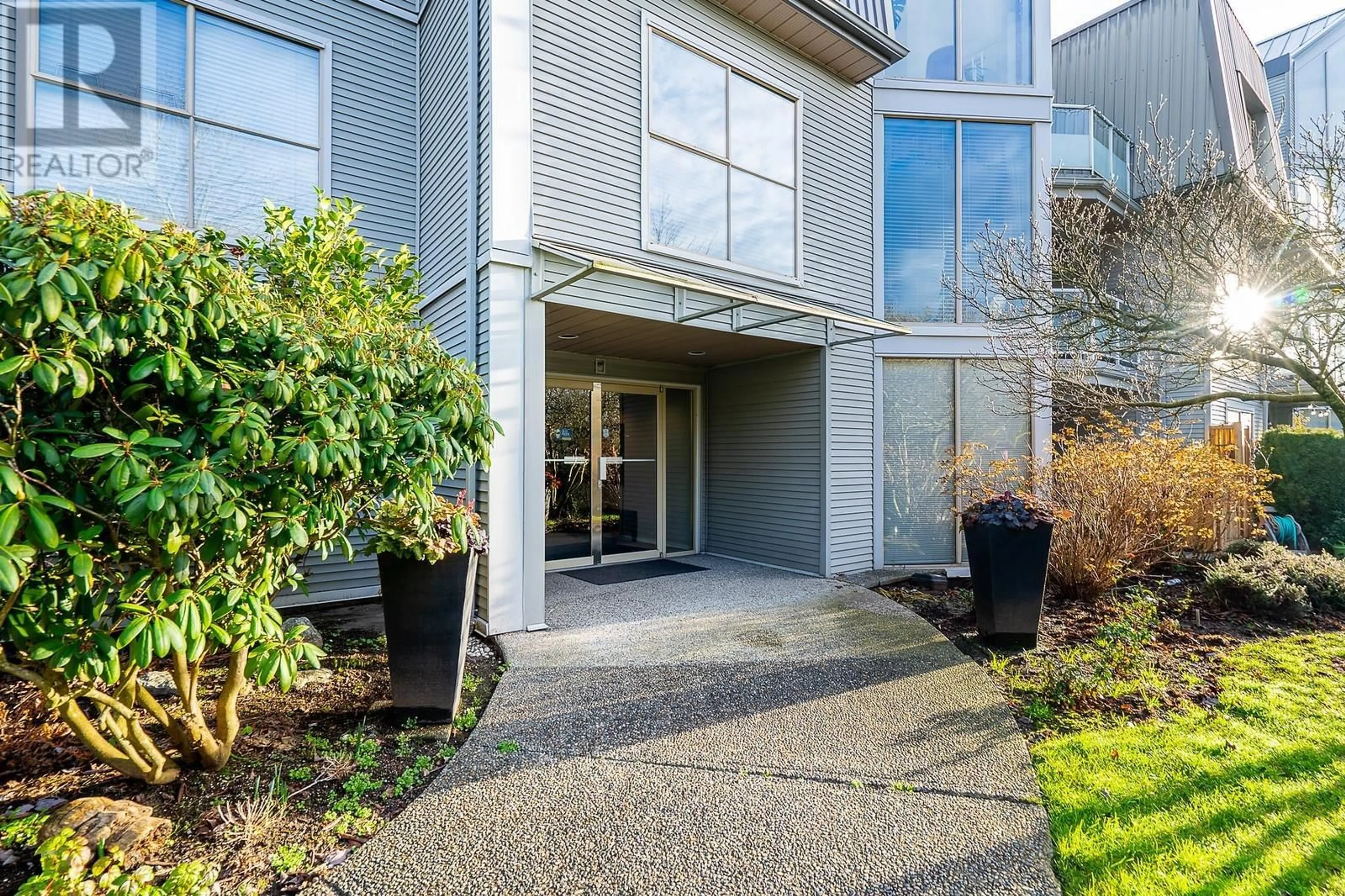 Indoor foyer for 315 - 60 RICHMOND STREET, New Westminster British Columbia V3L5R7