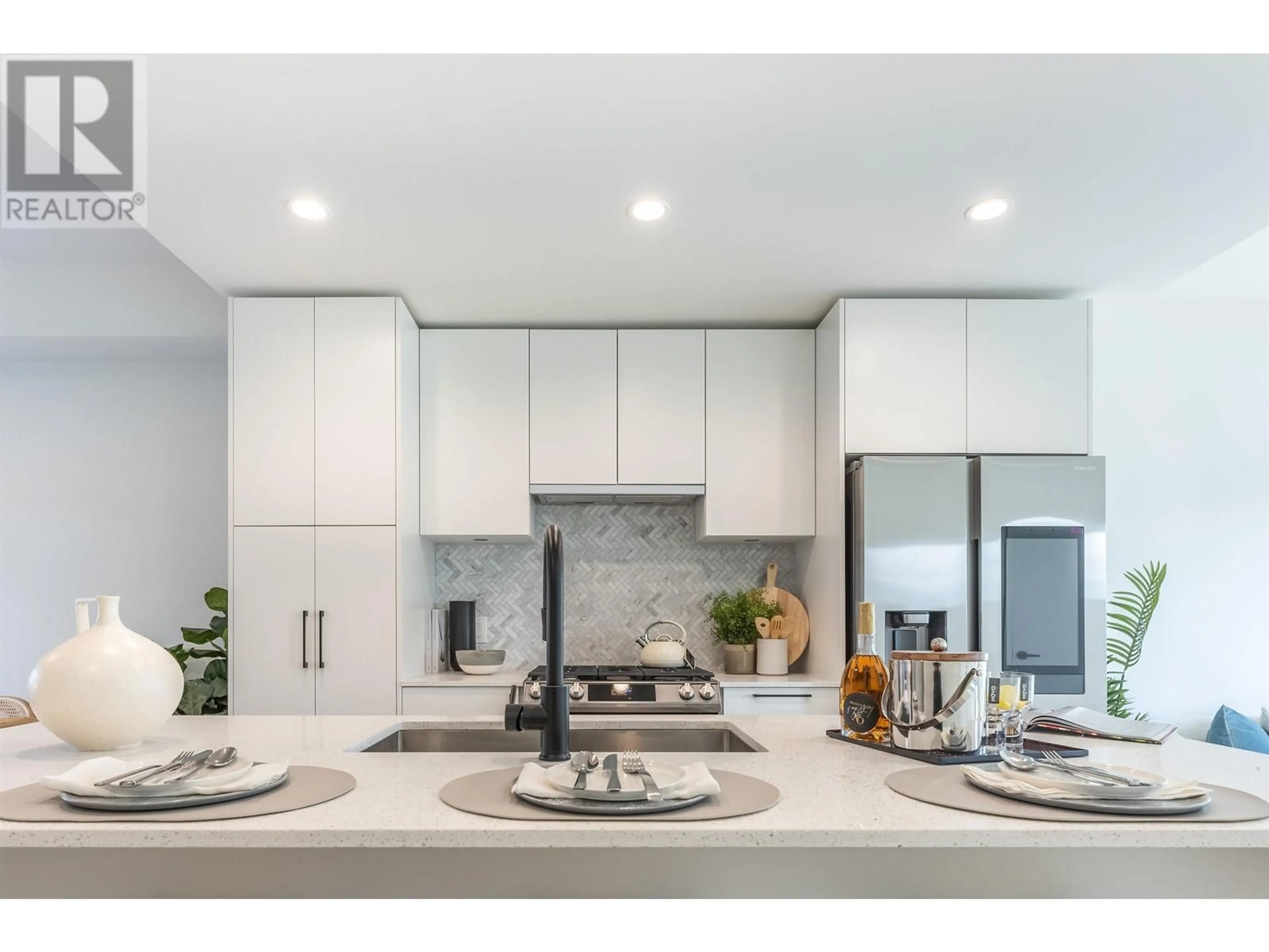 Open concept kitchen, ceramic/tile floor for 244 - 545 2ND STREET, North Vancouver British Columbia V7L1E1