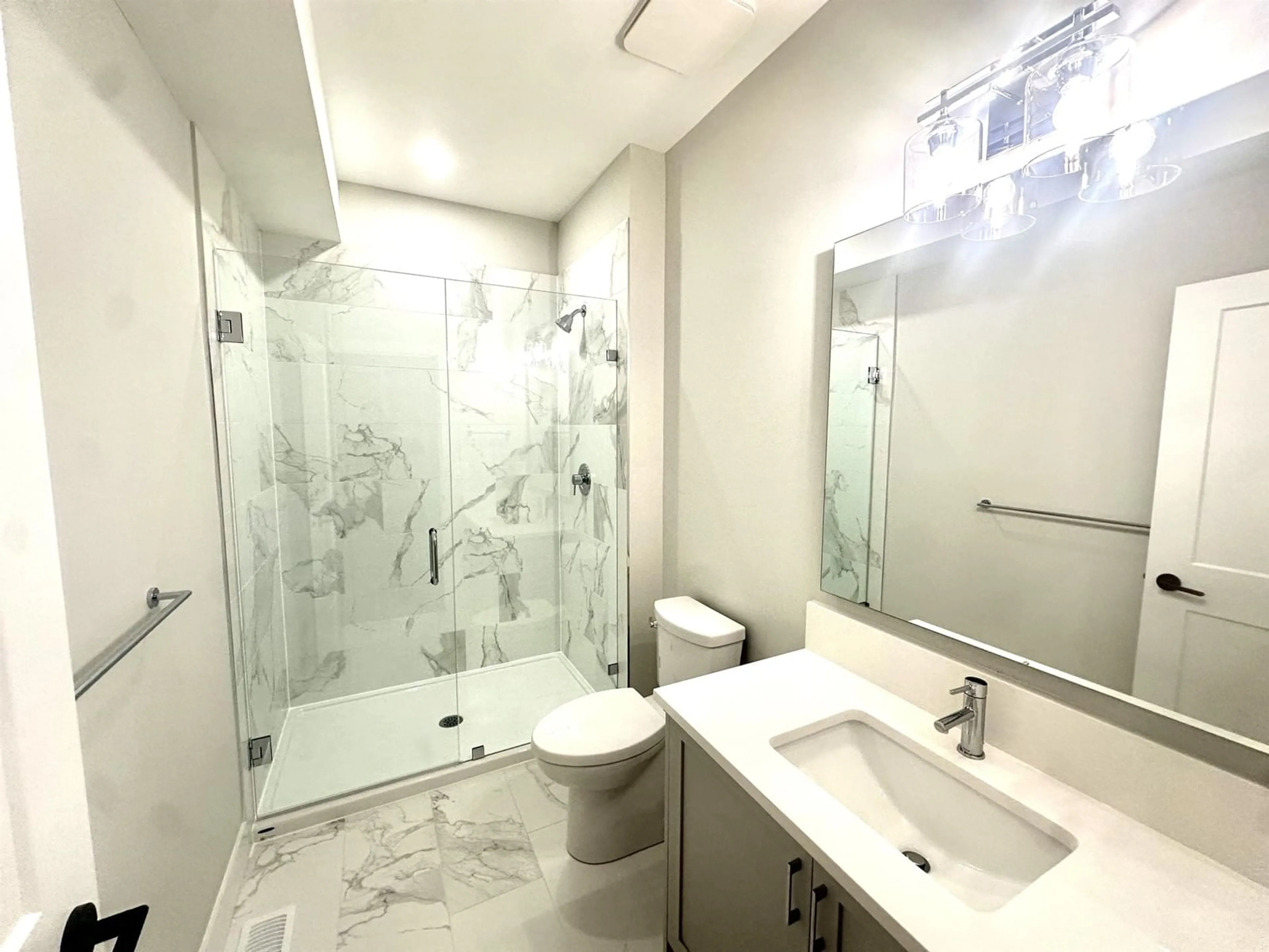 Contemporary bathroom, ceramic/tile floor for 1943 SPARROW HAWK PLACE, Agassiz British Columbia V0M1A1