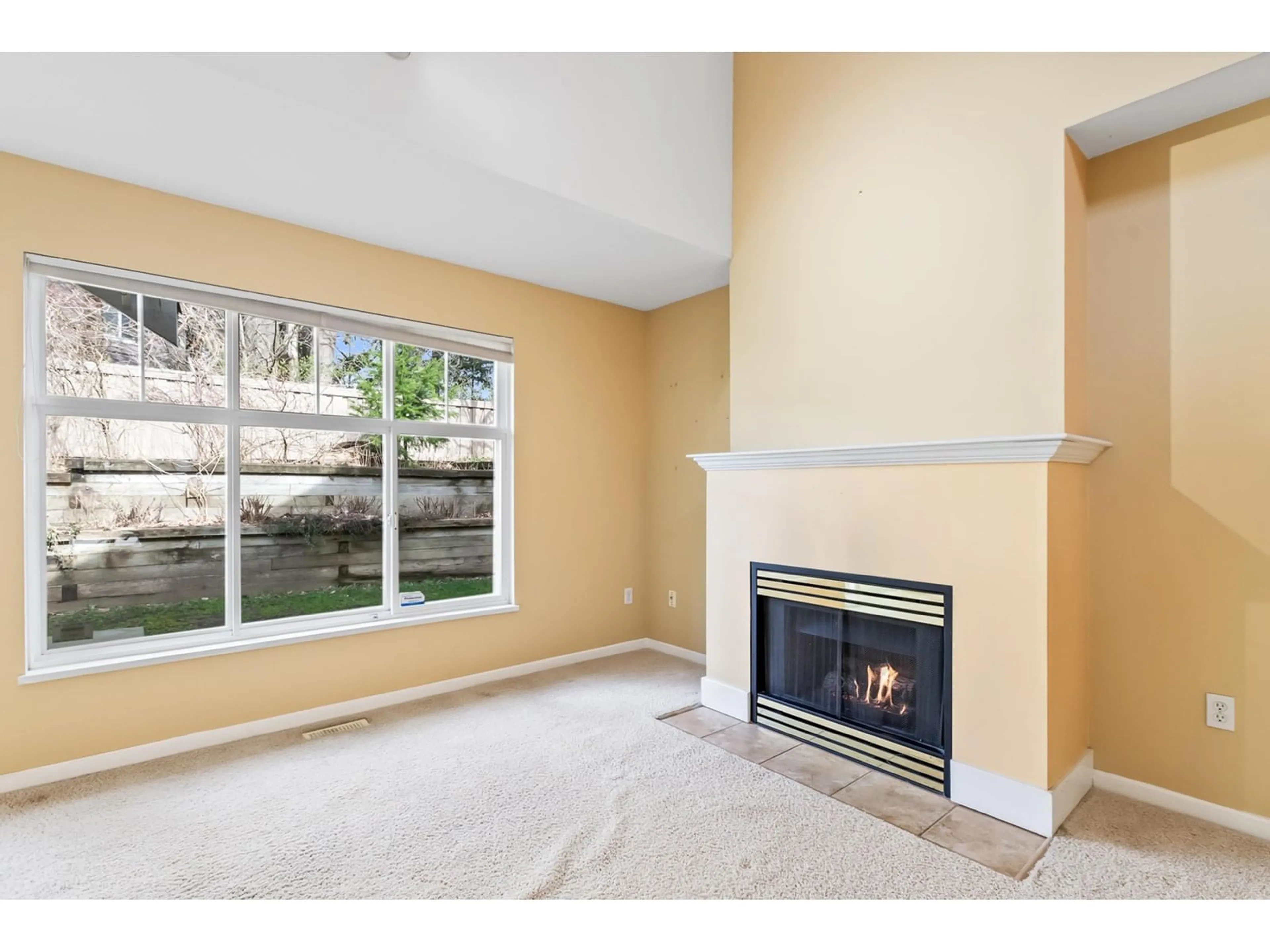 Living room with furniture, unknown for 35 - 14877 33, Surrey British Columbia V4P3A3
