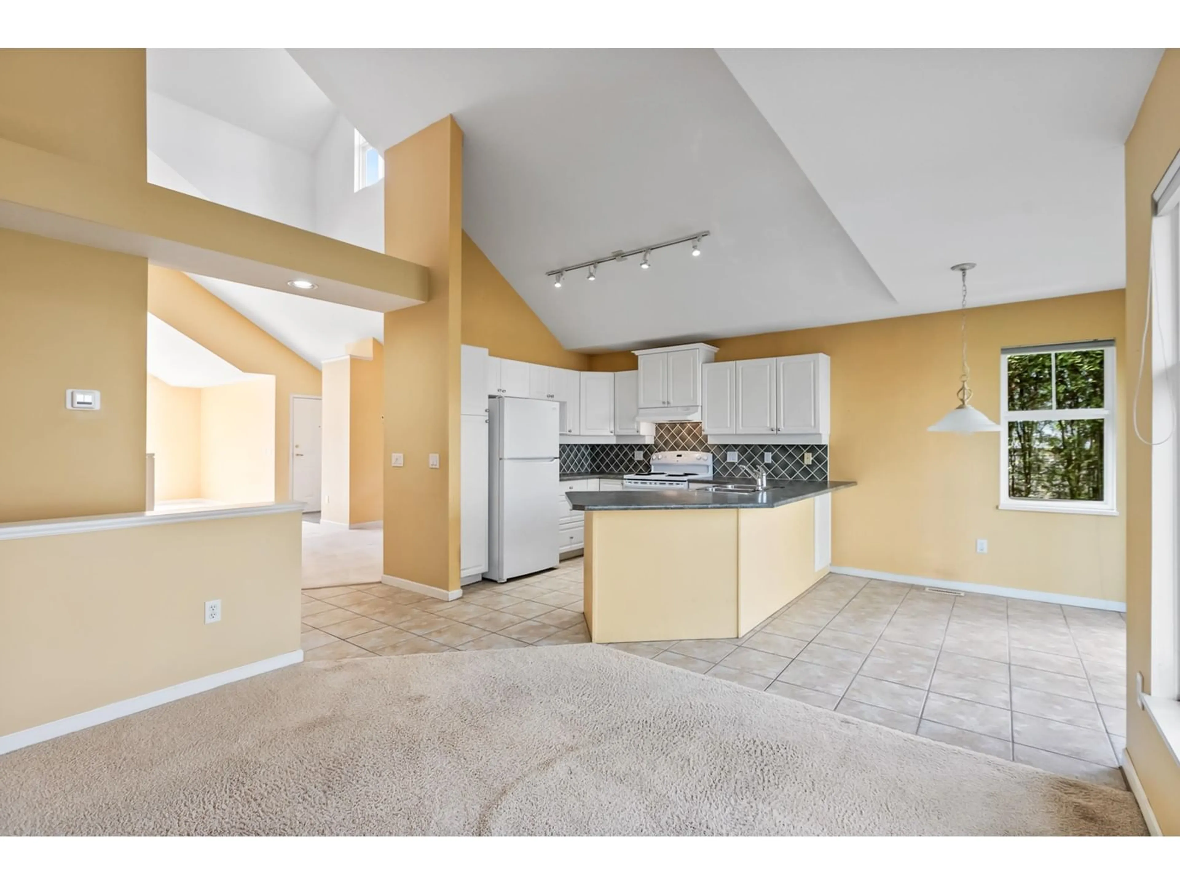 Open concept kitchen, ceramic/tile floor for 35 - 14877 33, Surrey British Columbia V4P3A3
