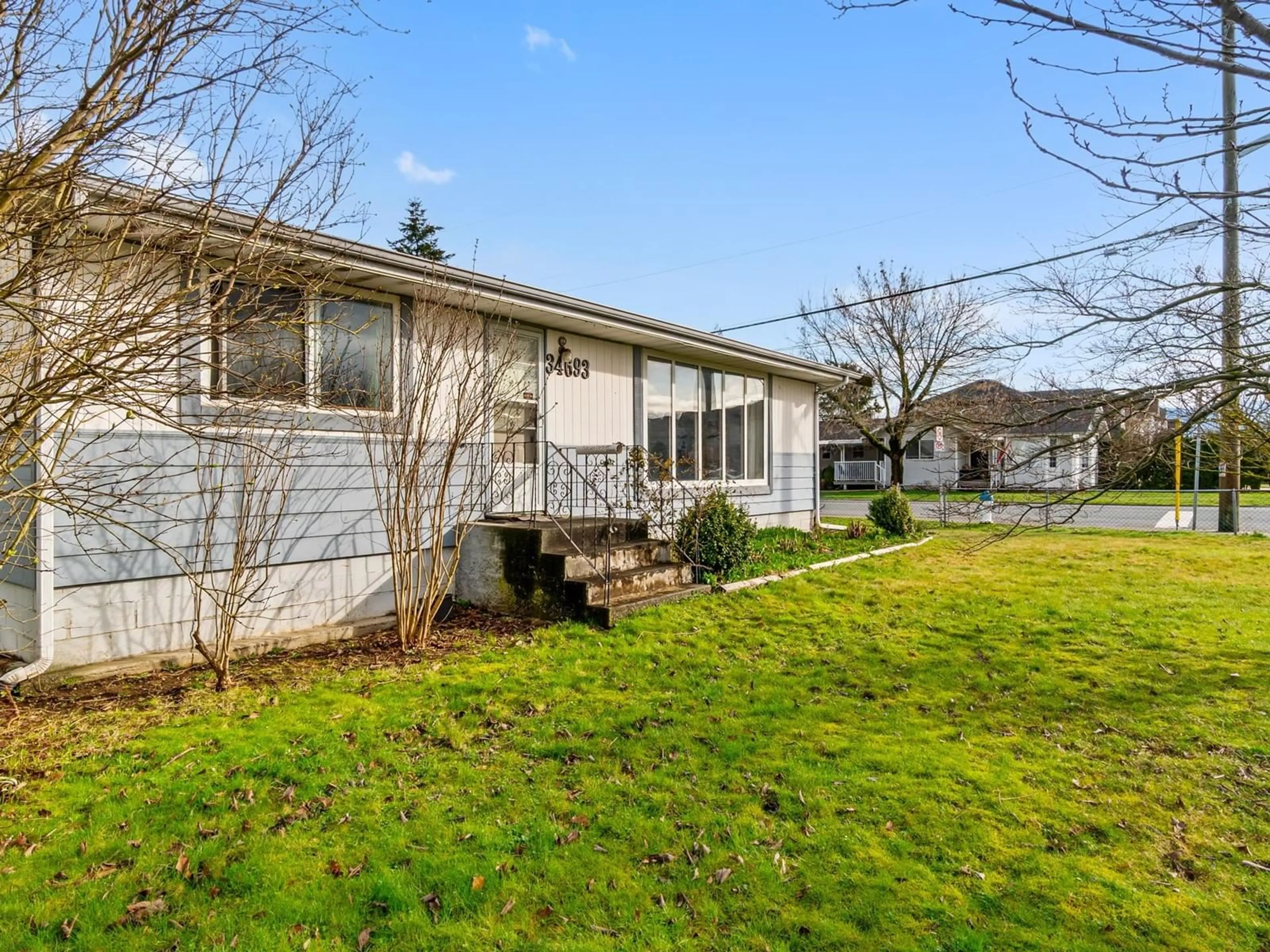 Home with vinyl exterior material, street for 34693 2, Abbotsford British Columbia V2S8C1