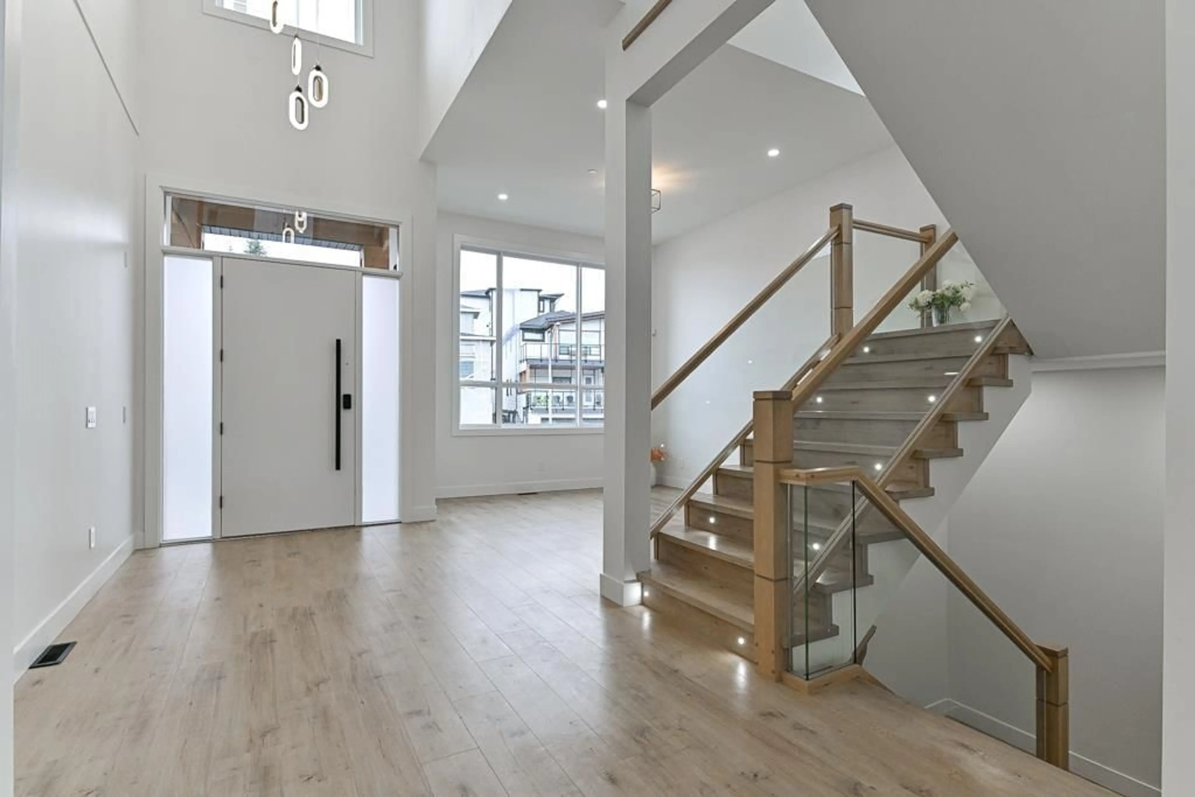 Indoor foyer for 5289 HIGHVIEW DRIVE, Chilliwack British Columbia V2R6G4
