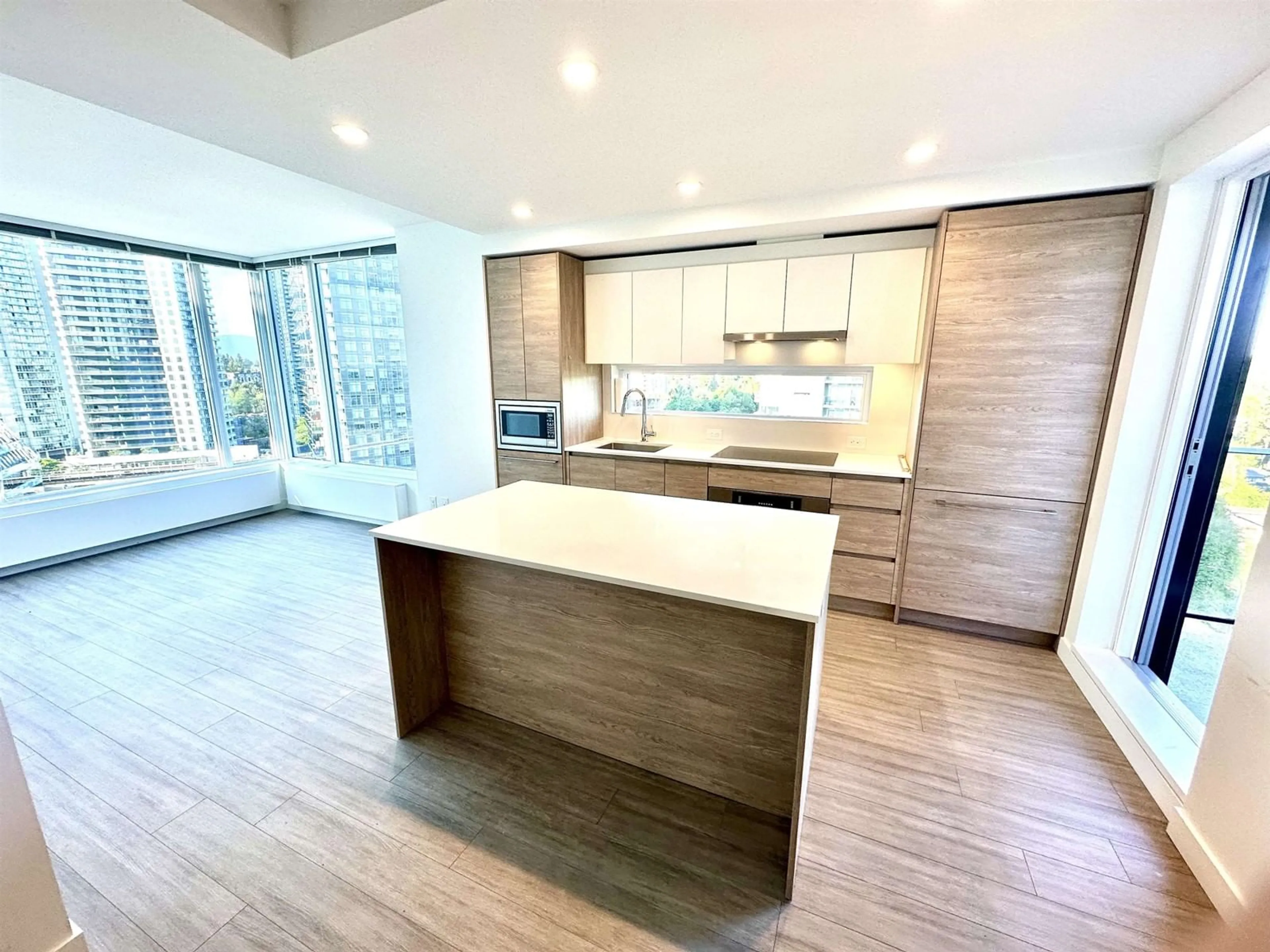Open concept kitchen, wood/laminate floor for 1309 - 13615 FRASER, Surrey British Columbia V3T0P7
