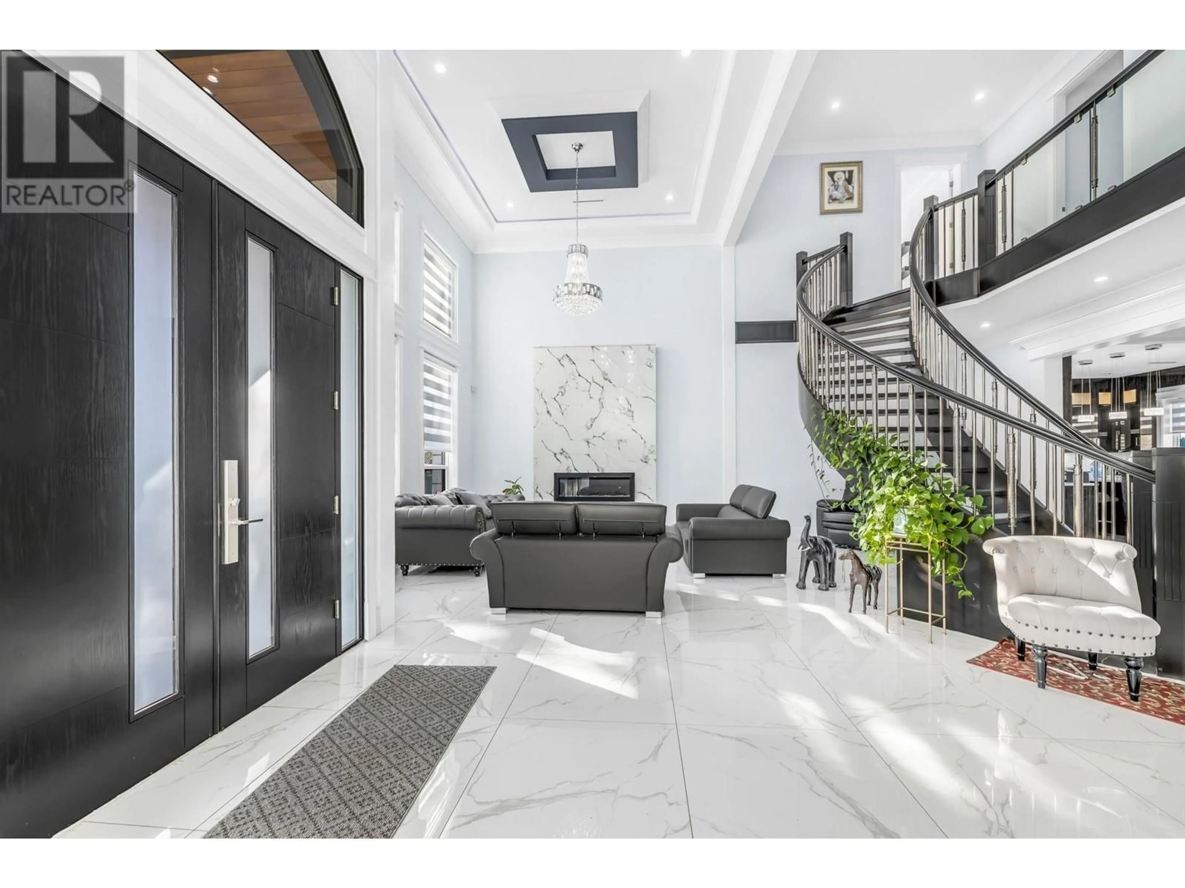Indoor foyer for 10211 NO. 6 ROAD, Richmond British Columbia V6W1E6