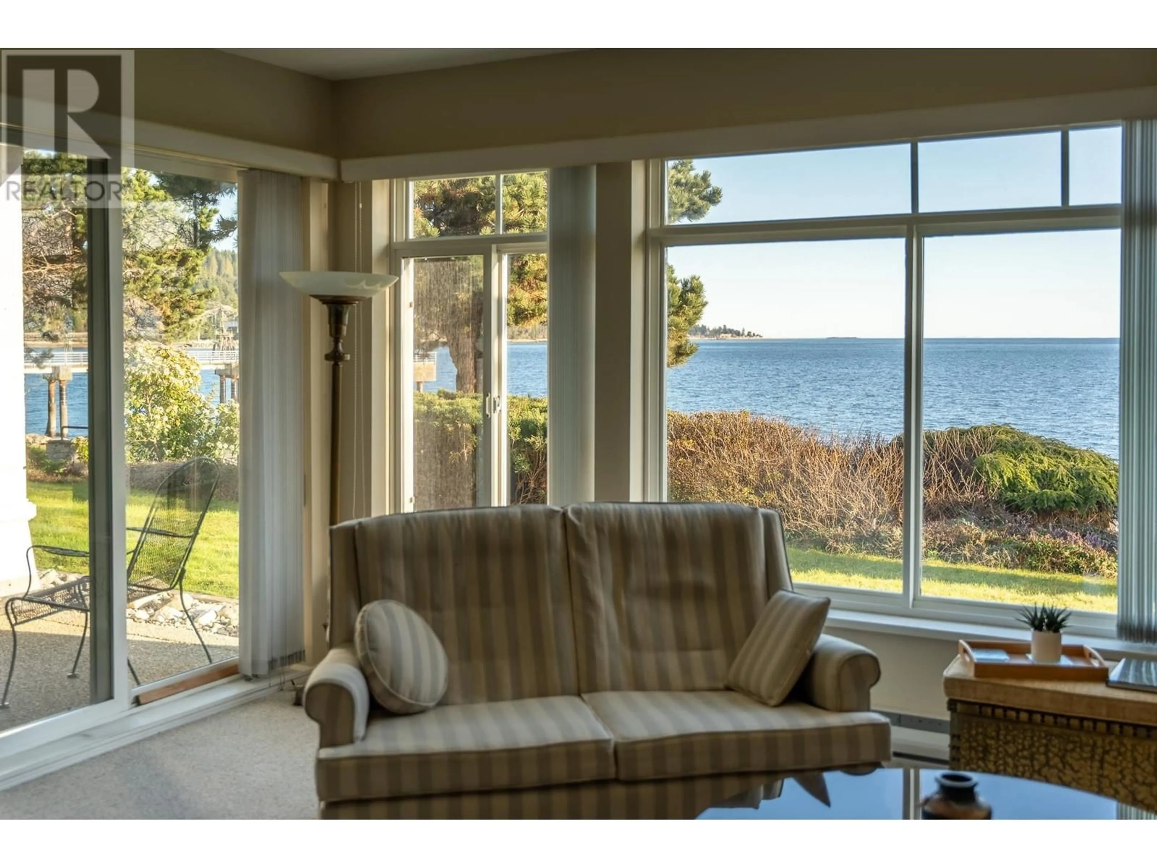 Living room with furniture, unknown for 102 - 5470 INLET AVENUE, Sechelt British Columbia V7Z0H4