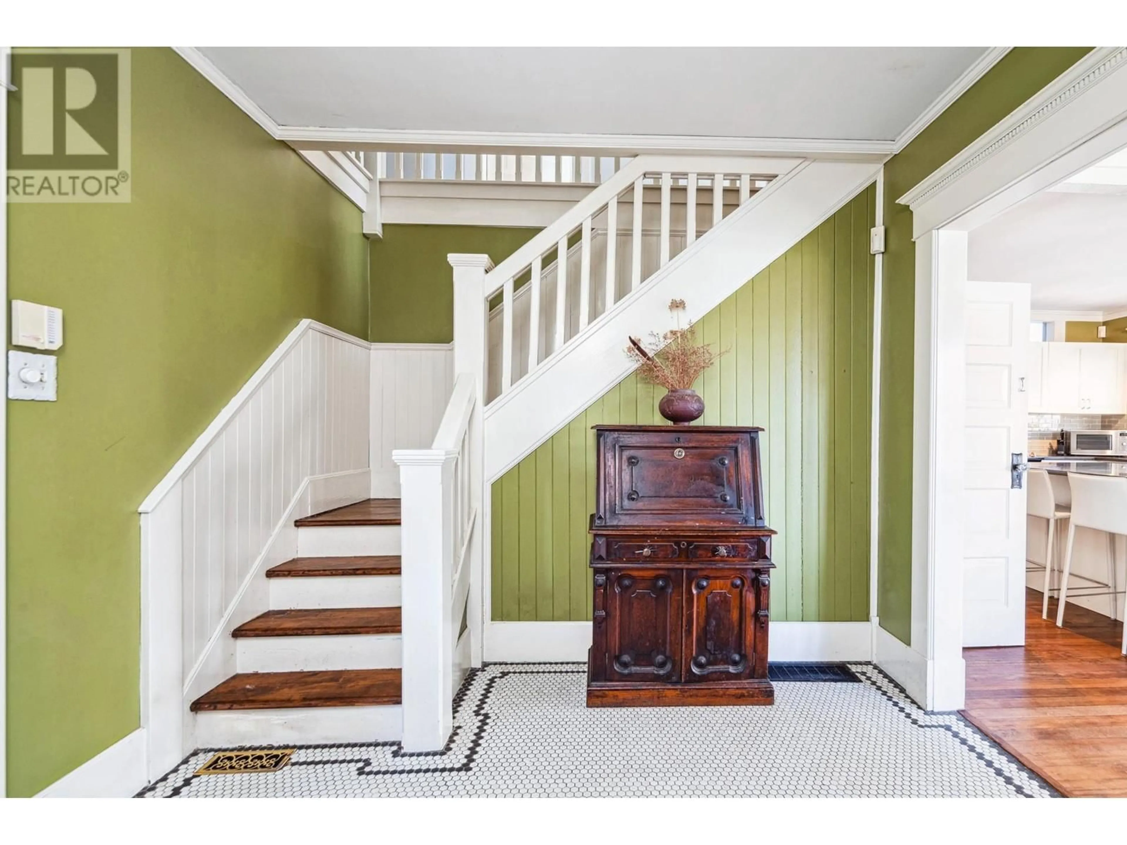 Unknown for 341 22ND STREET, North Vancouver British Columbia V7M2A3