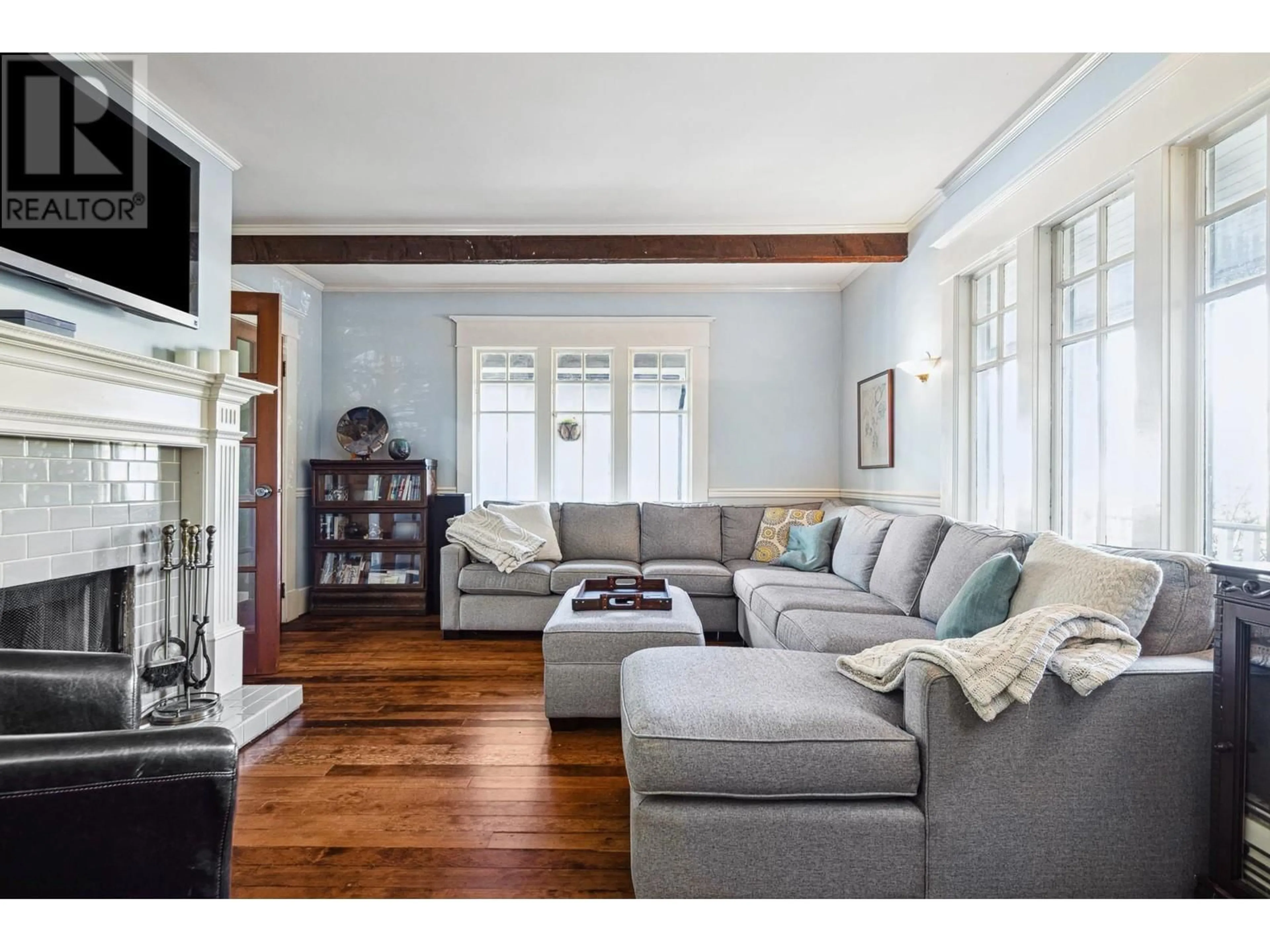 Living room with furniture, wood/laminate floor for 341 22ND STREET, North Vancouver British Columbia V7M2A3