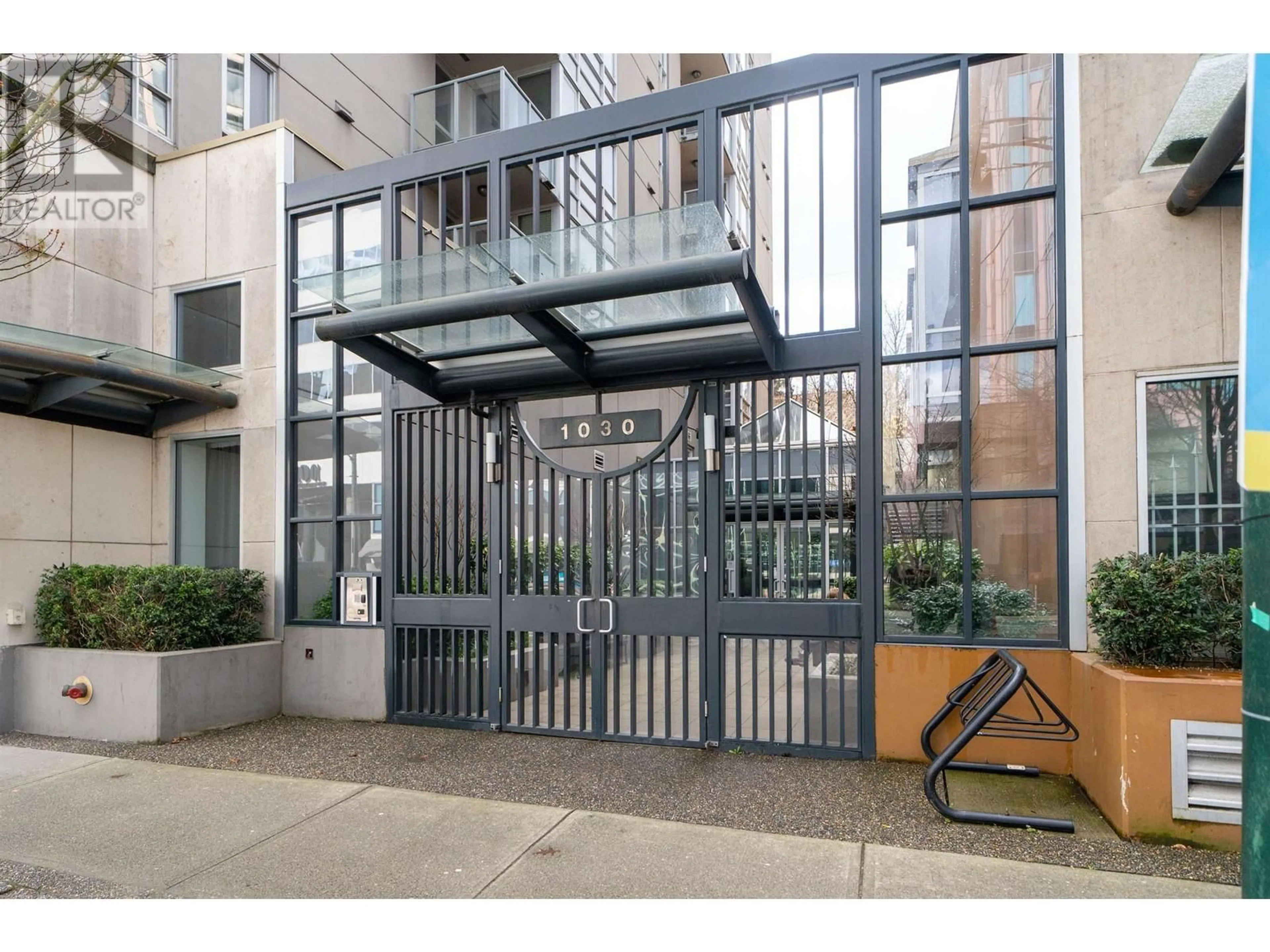 Indoor foyer for 808 - 1030 BROADWAY AVENUE, Vancouver British Columbia V6H4J5
