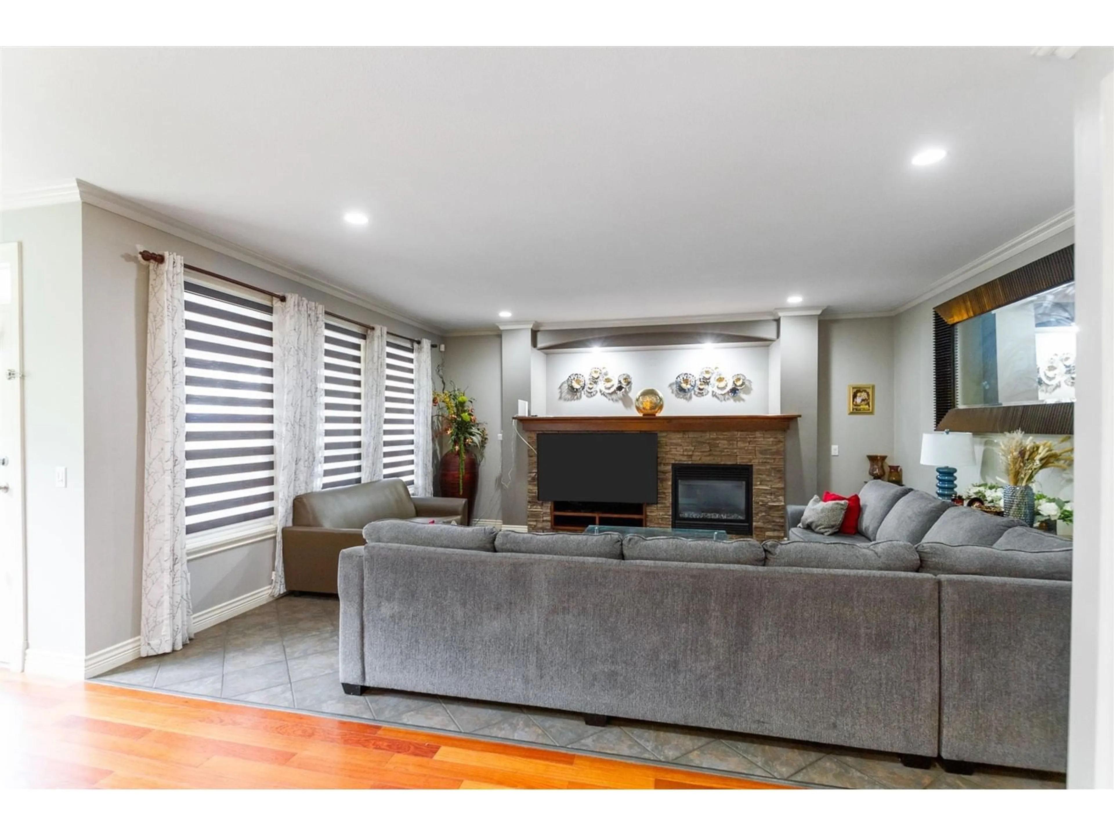 Living room with furniture, wood/laminate floor for 6828 199A, Langley British Columbia V2Y3B7