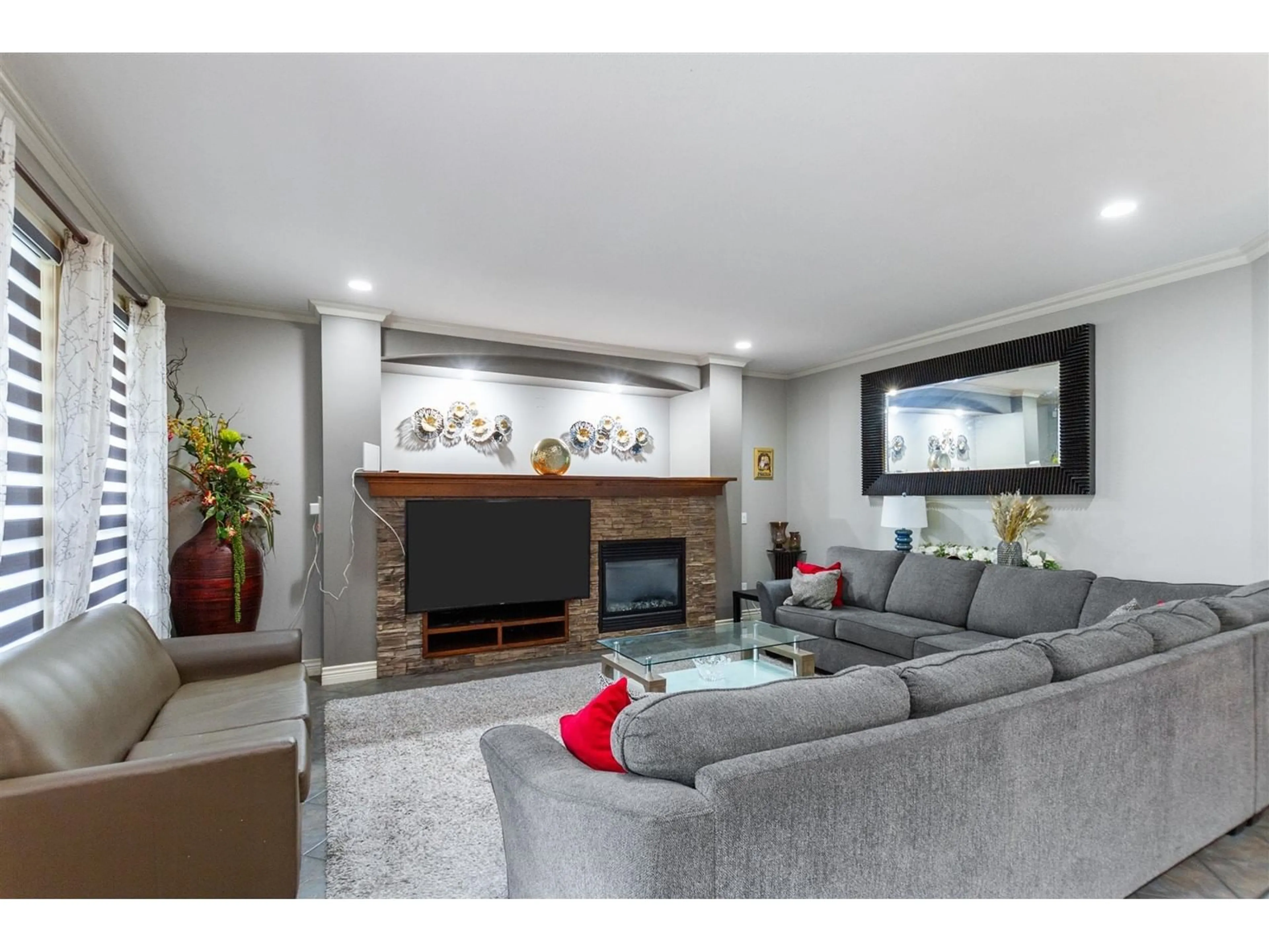 Living room with furniture, unknown for 6828 199A, Langley British Columbia V2Y3B7