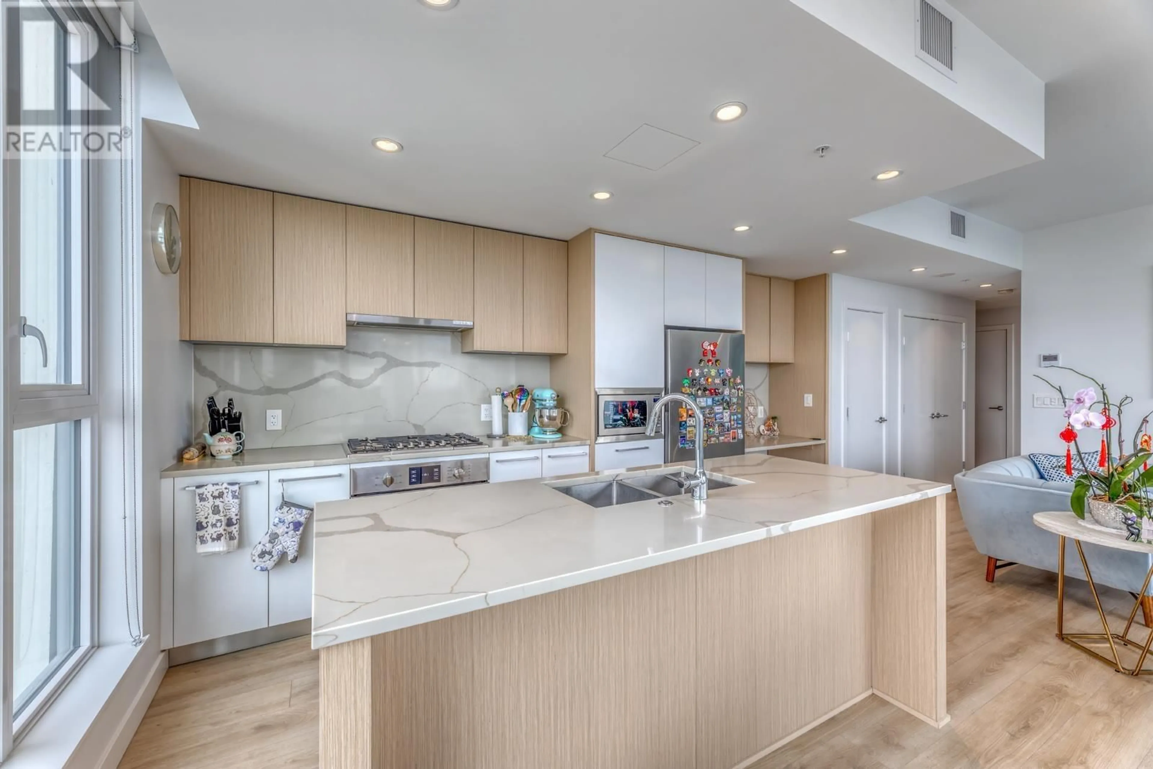 Open concept kitchen, ceramic/tile floor for 3001 - 567 CLARKE ROAD, Coquitlam British Columbia V3J0K7