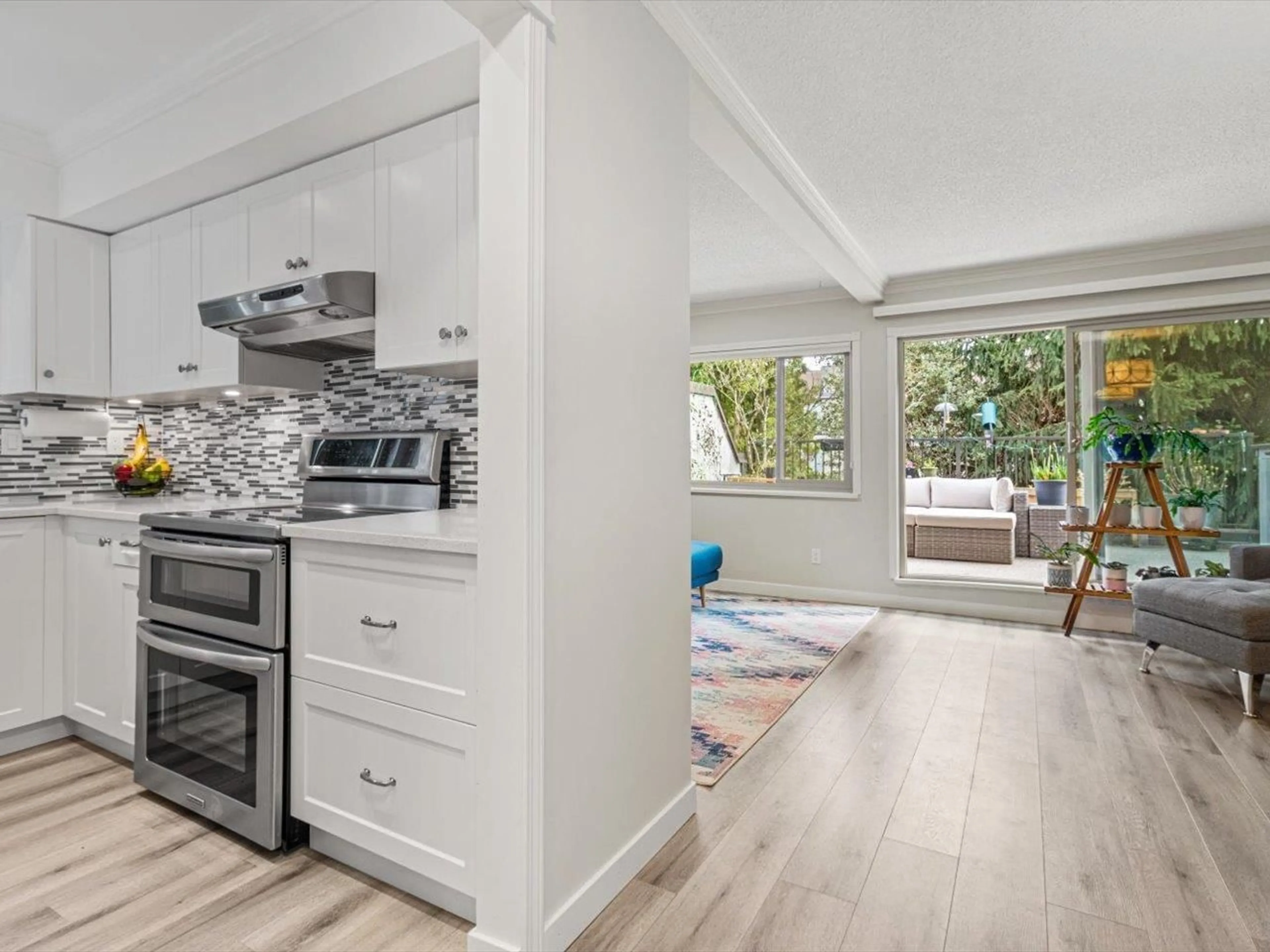 Open concept kitchen, unknown for 1483 MERKLIN, White Rock British Columbia V4B4C4