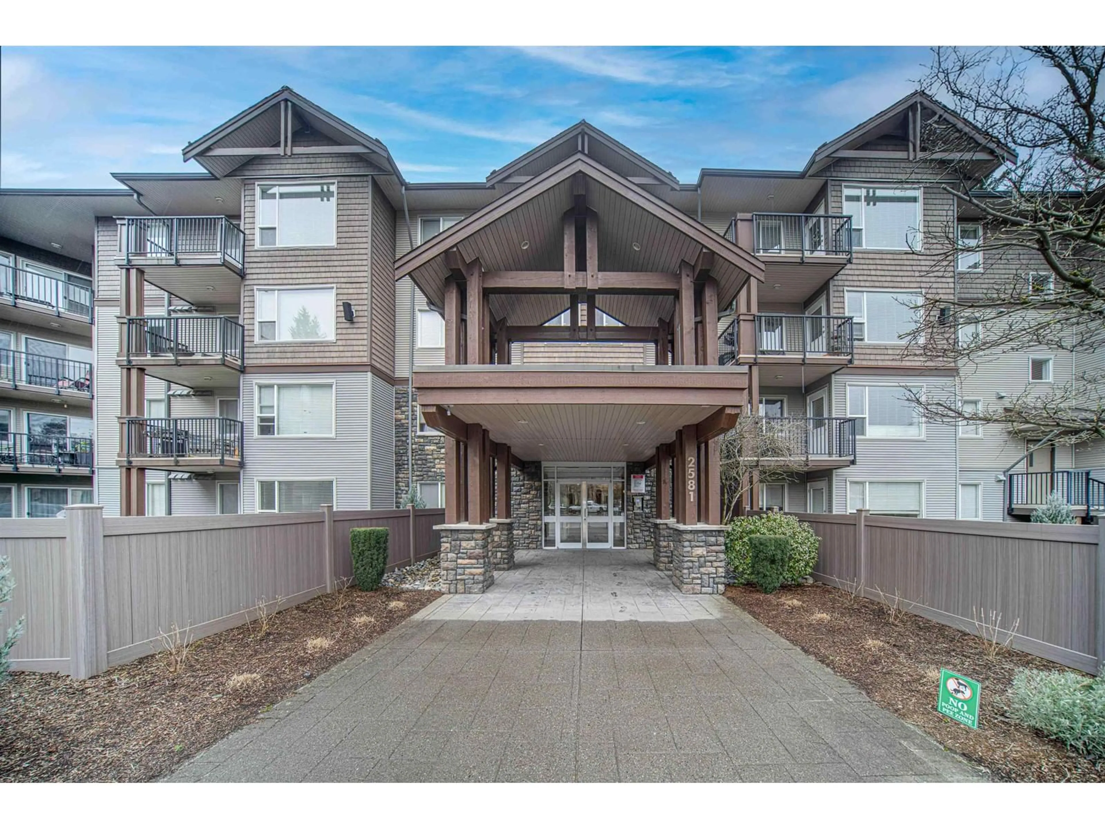 Indoor foyer for 302 - 2581 LANGDON, Abbotsford British Columbia V2T7A3