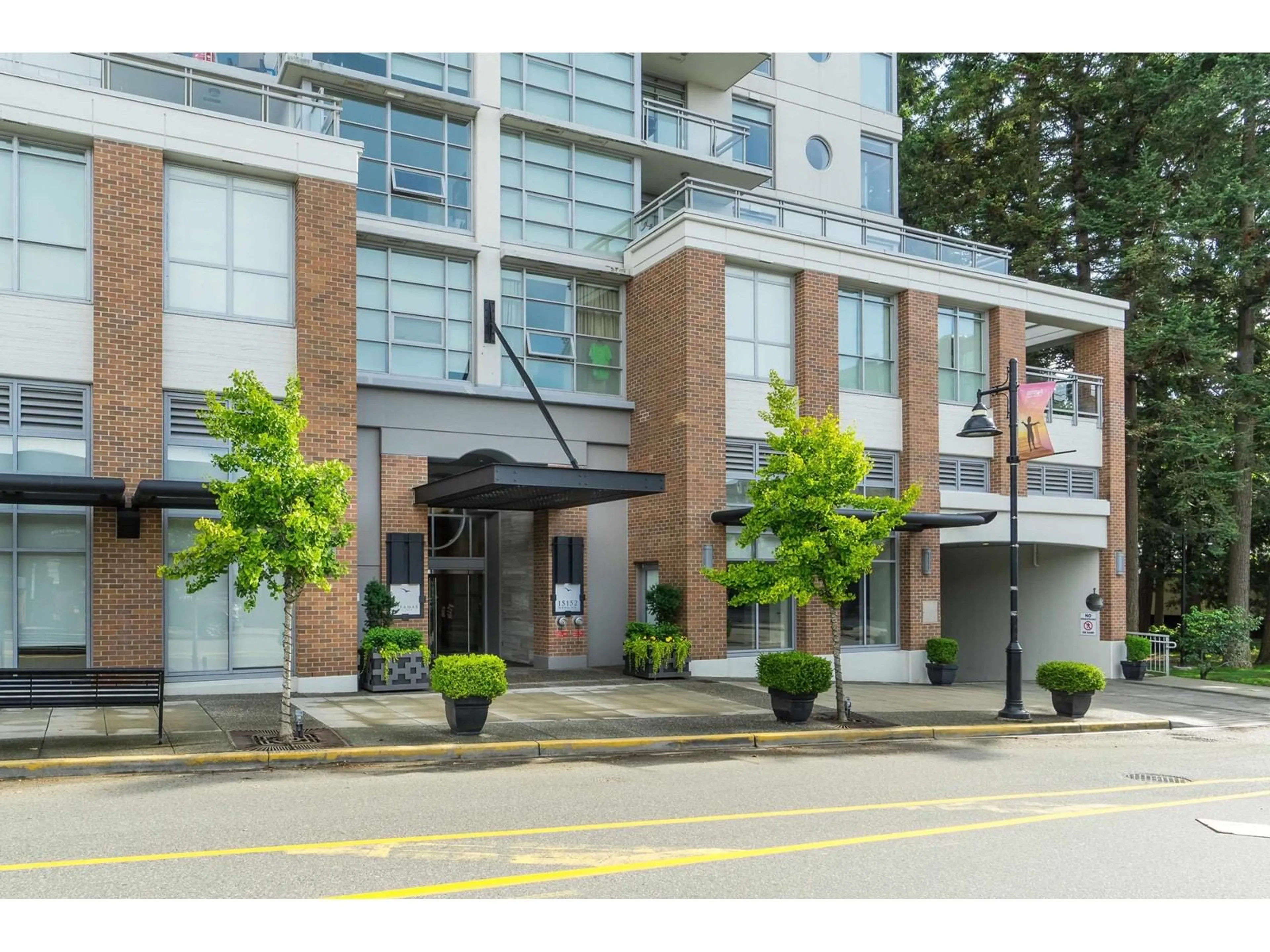 Indoor foyer for 1106 - 15152 RUSSELL, White Rock British Columbia V4B0A3