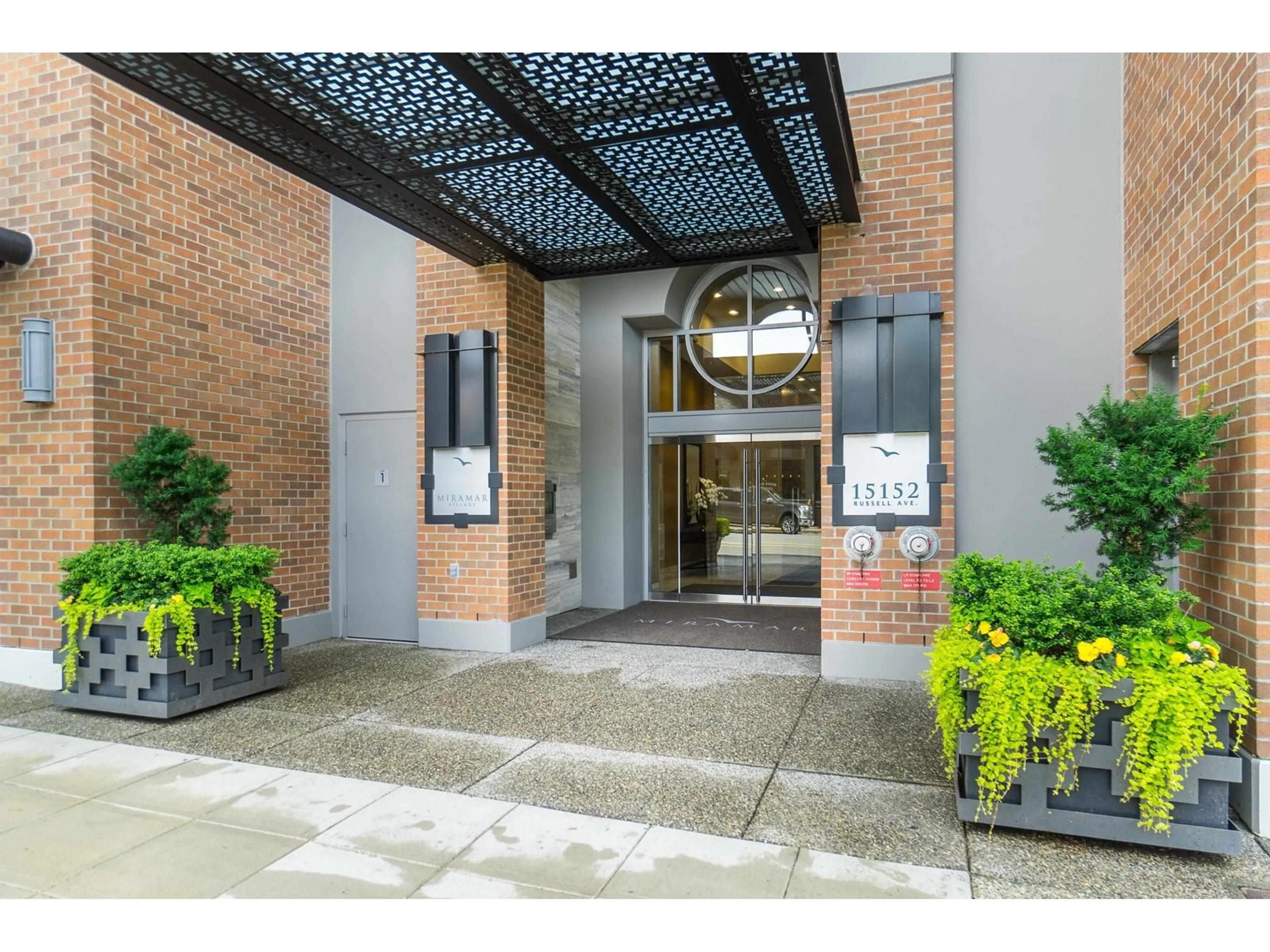 Indoor foyer for 1106 - 15152 RUSSELL, White Rock British Columbia V4B0A3