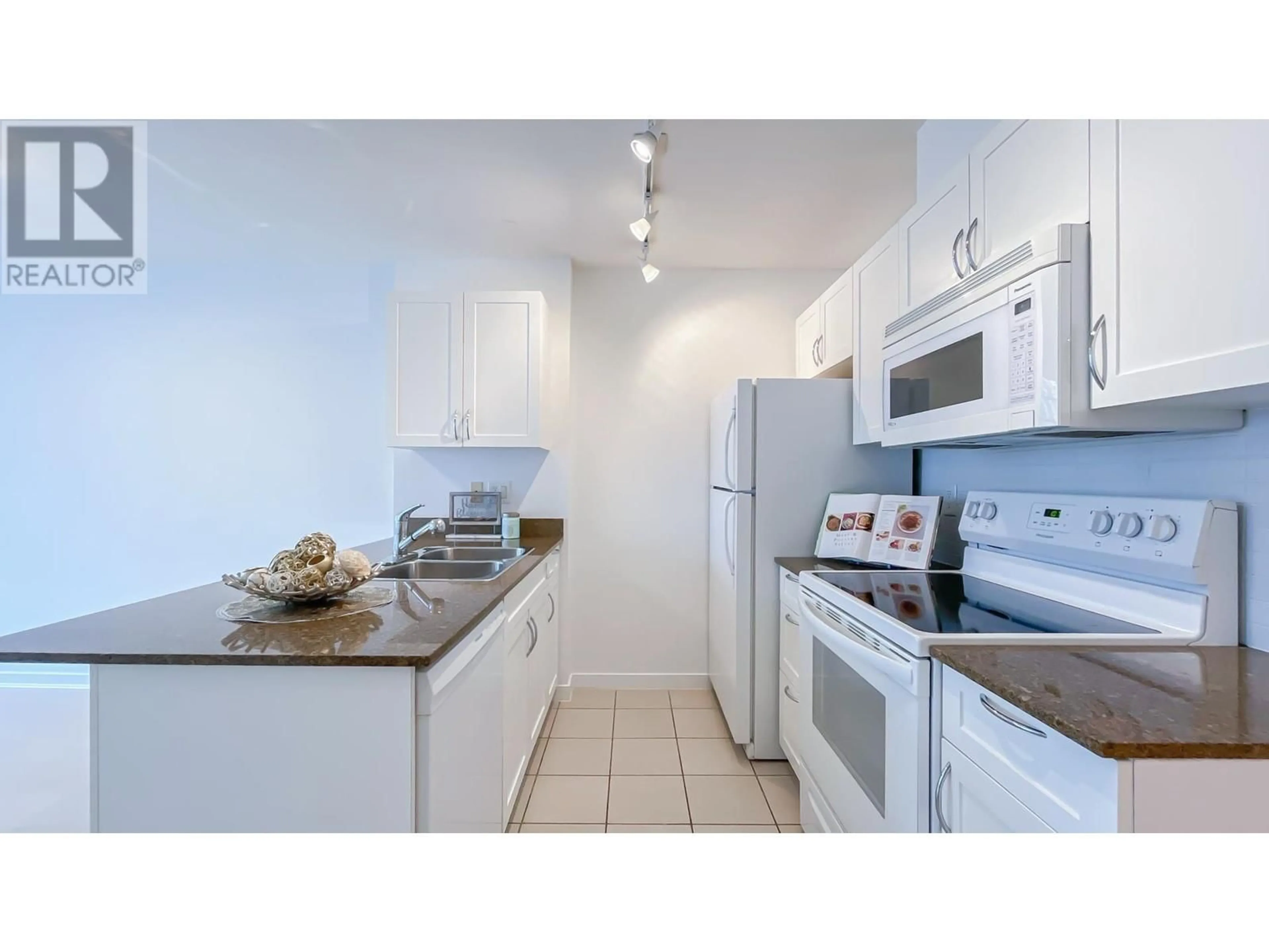 Standard kitchen, unknown for 1515 - 938 SMITHE STREET, Vancouver British Columbia V6Z3H8