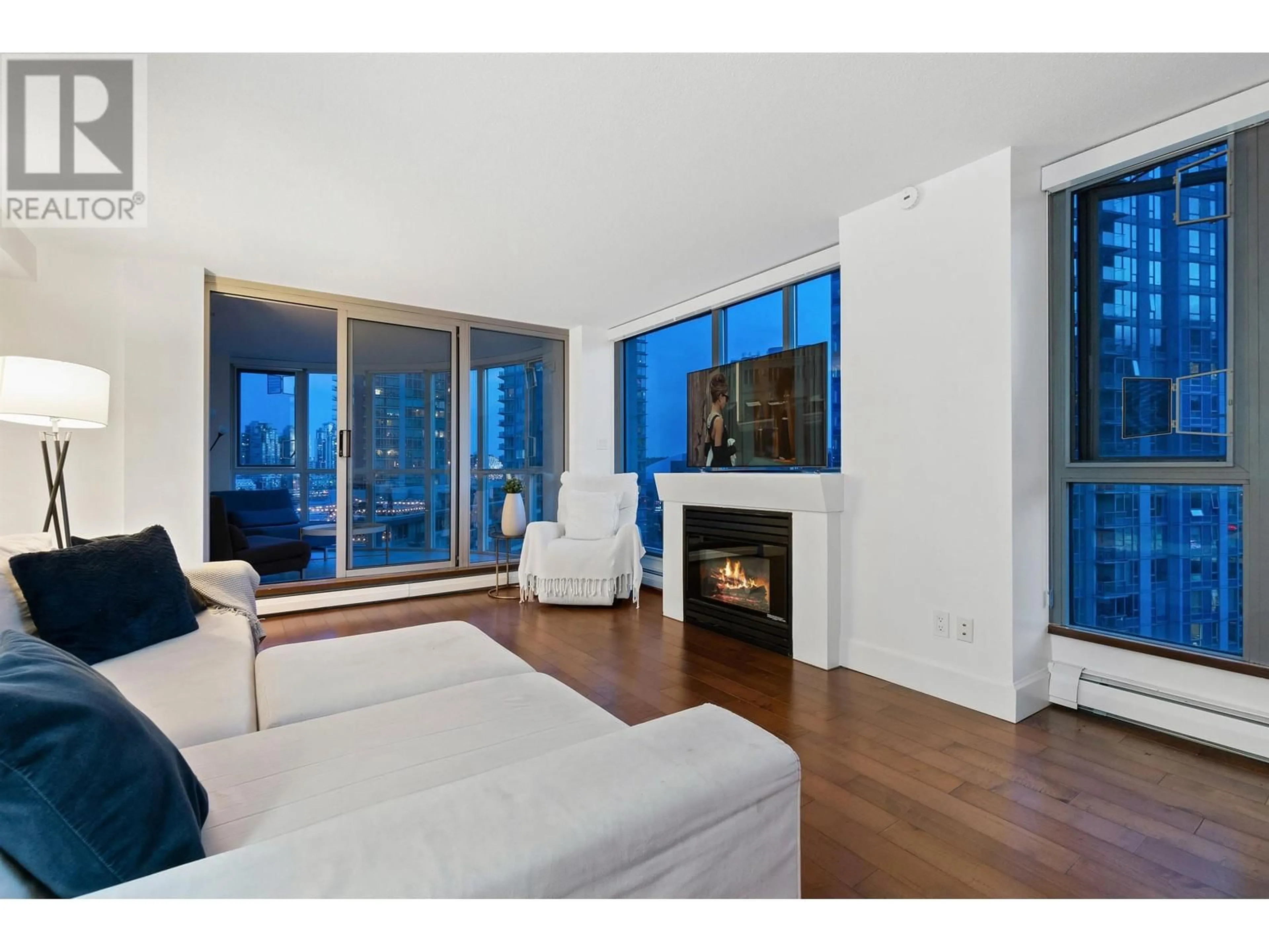 Living room with furniture, wood/laminate floor for 904 - 183 KEEFER PLACE, Vancouver British Columbia V6B6B9