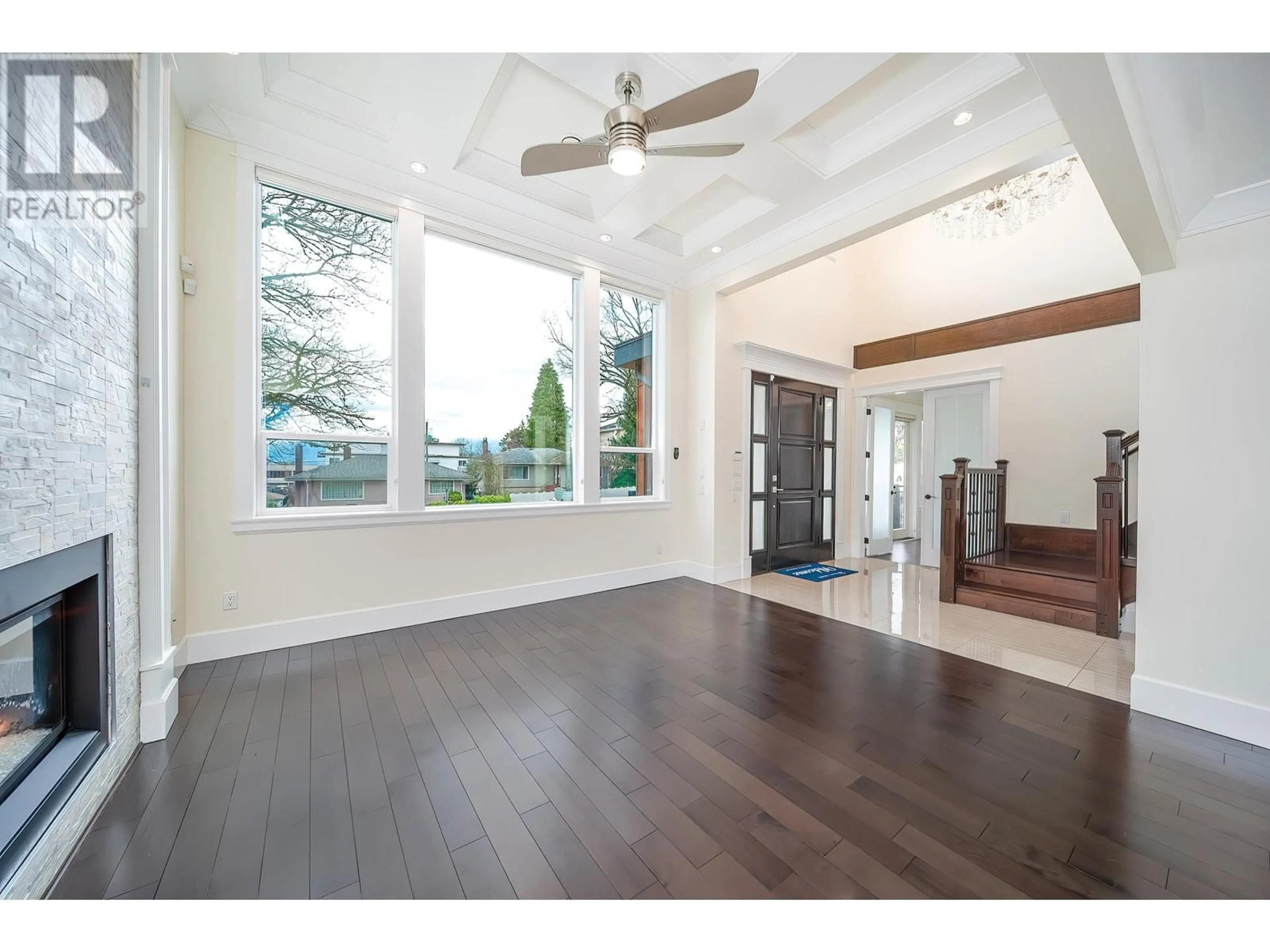 Indoor entryway for 3832 KINCAID STREET, Burnaby British Columbia V5G1V7