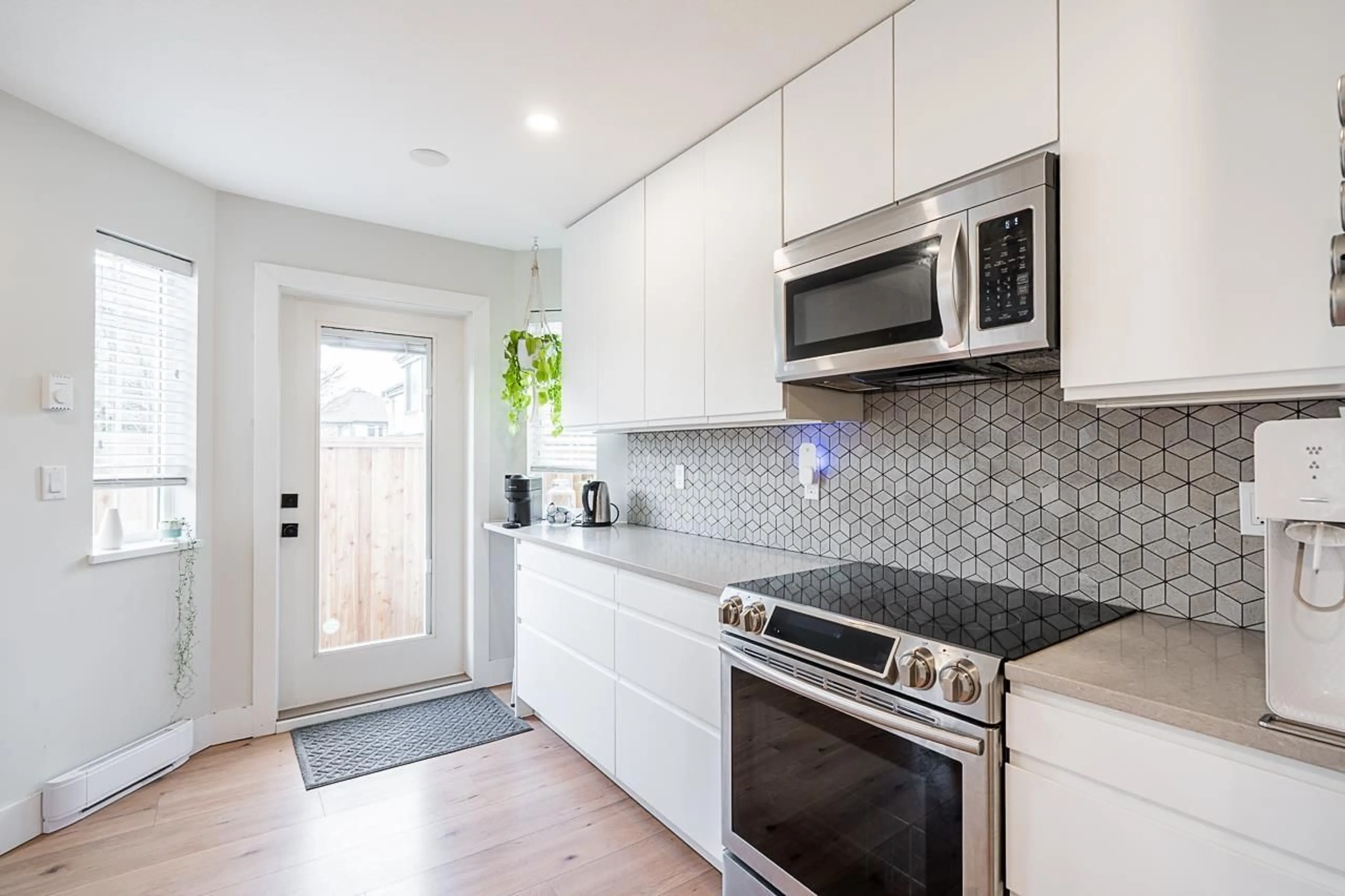 Open concept kitchen, ceramic/tile floor for 19 - 8338 158, Surrey British Columbia V4N0R3