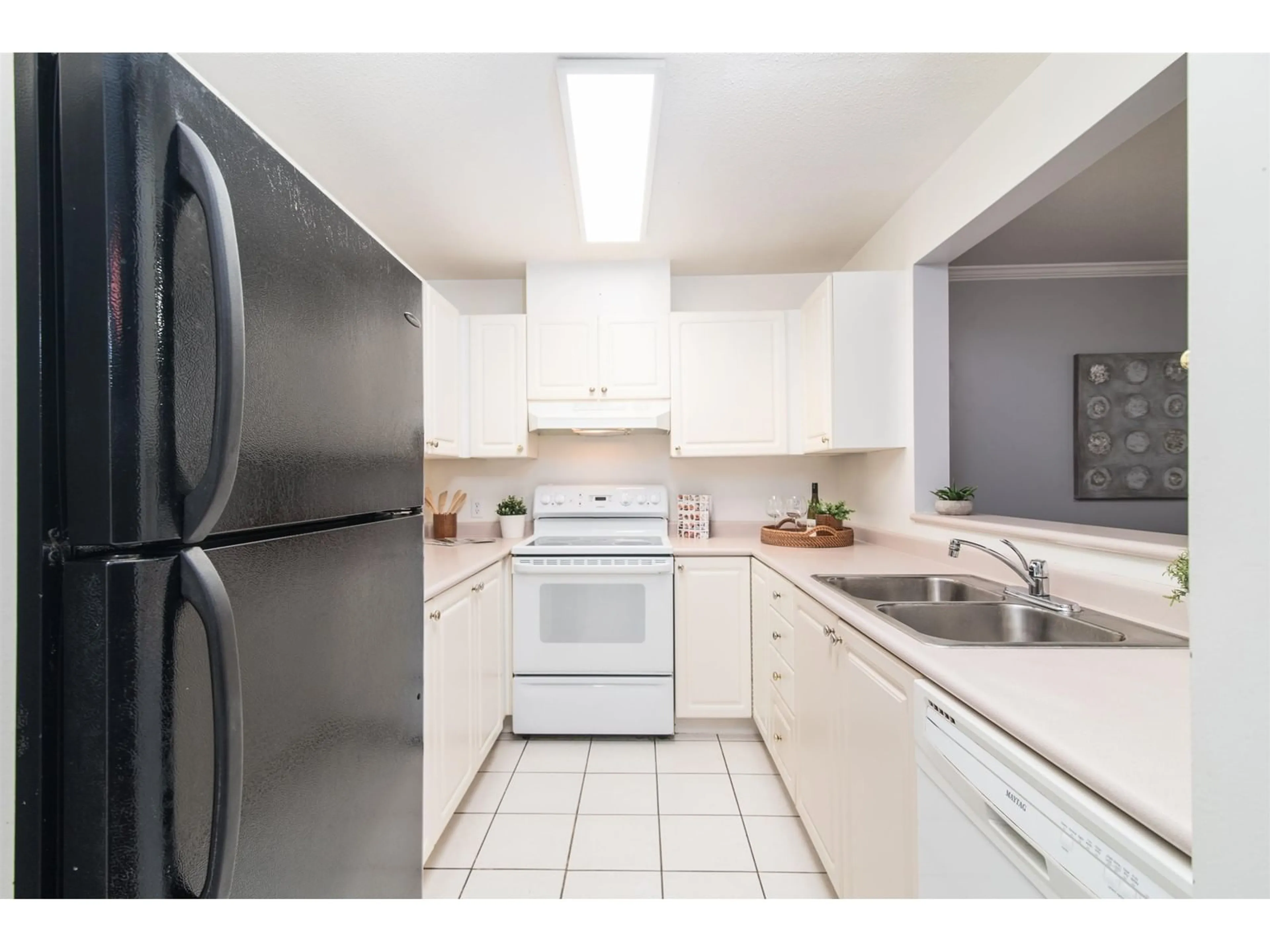Standard kitchen, unknown for 207 - 9767 140, Surrey British Columbia V3T4M4