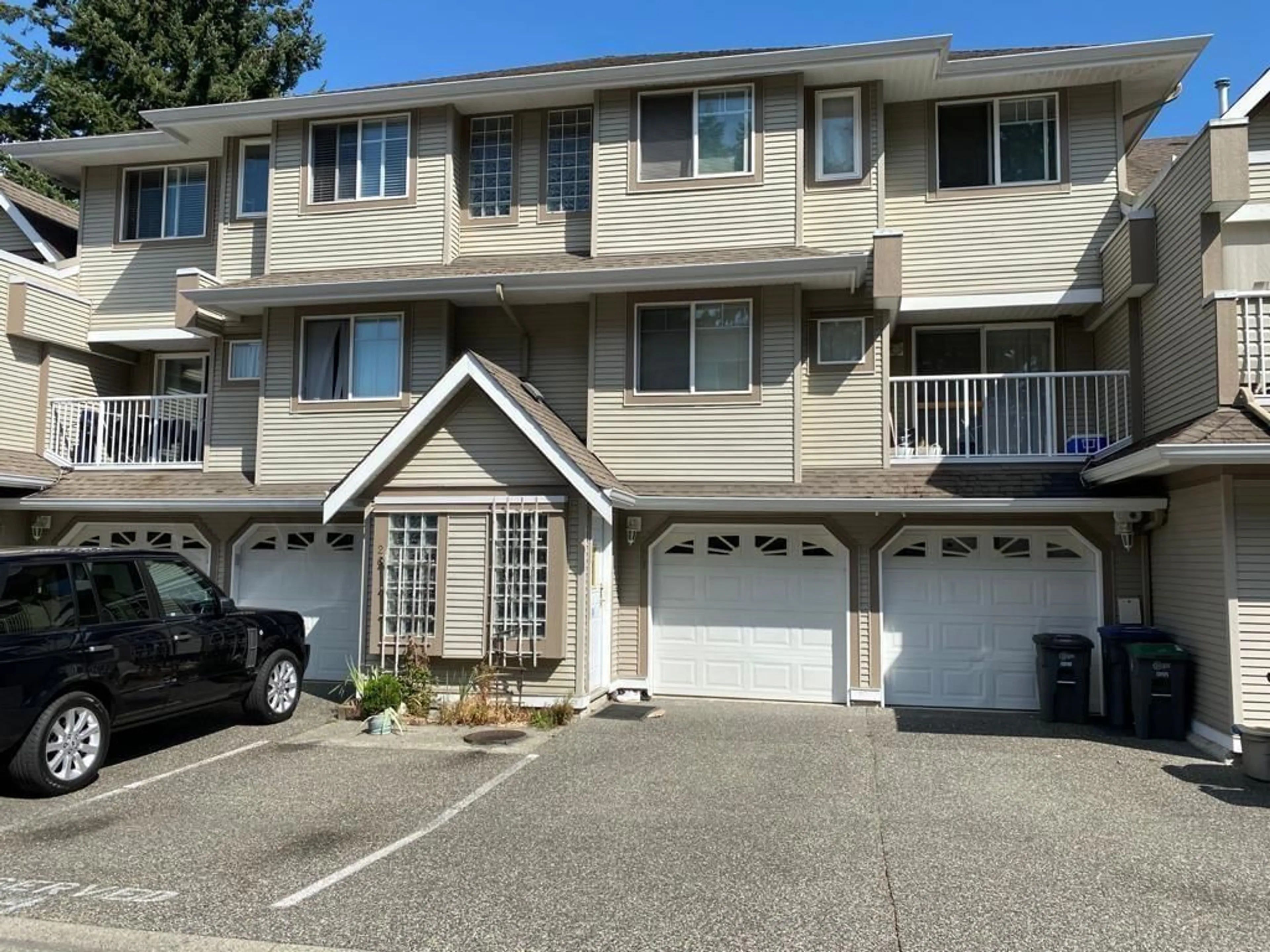 A pic from outside/outdoor area/front of a property/back of a property/a pic from drone, street for 27 8289 121A STREET, Surrey British Columbia V3W1G6
