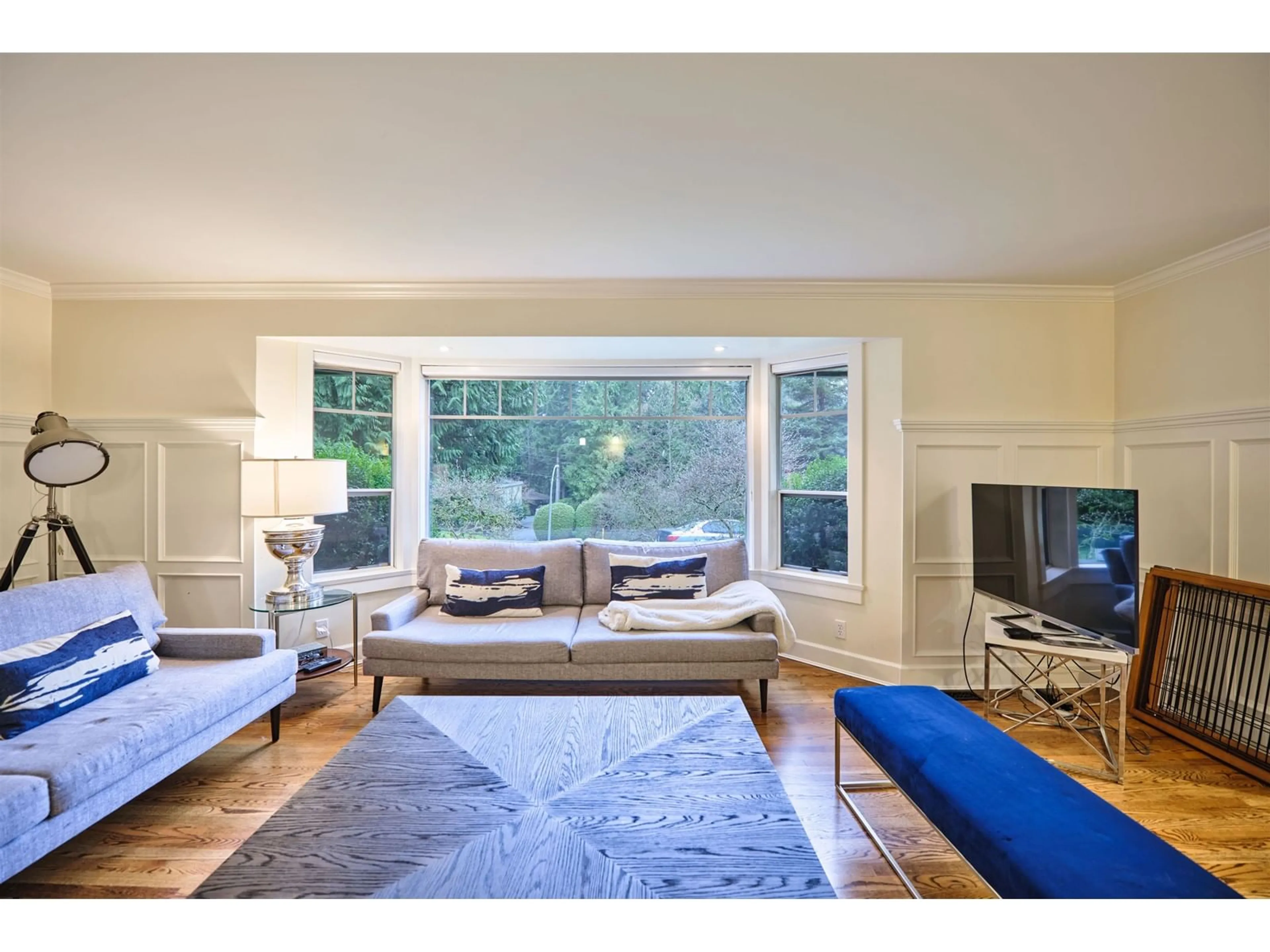 Living room with furniture, wood/laminate floor for 3292 136, Surrey British Columbia V4P2J3