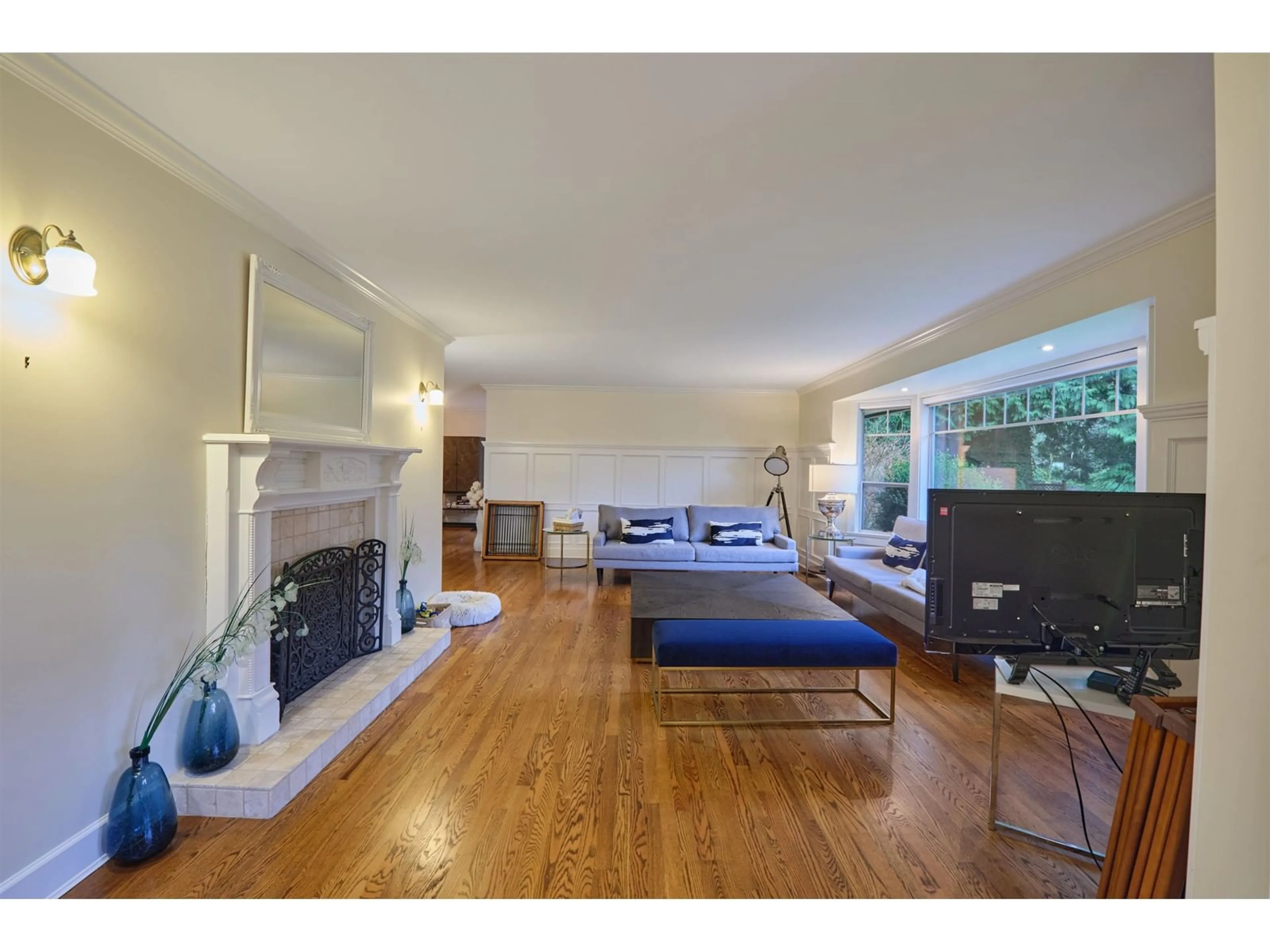 Living room with furniture, wood/laminate floor for 3292 136, Surrey British Columbia V4P2J3