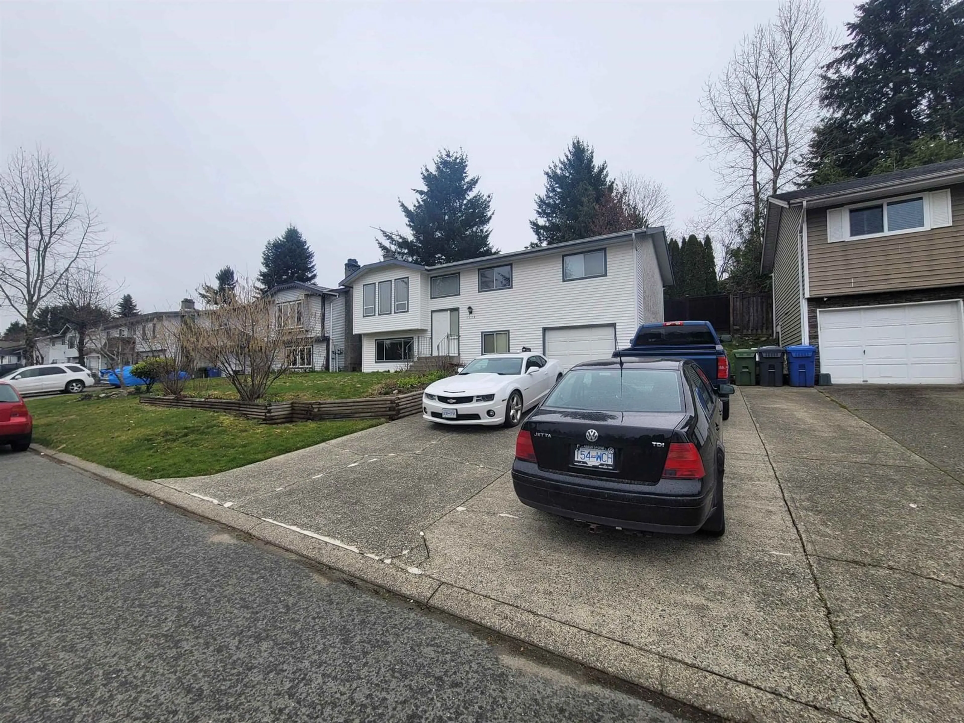 A pic from outside/outdoor area/front of a property/back of a property/a pic from drone, street for 1514 KIPLING, Abbotsford British Columbia V2S6K1