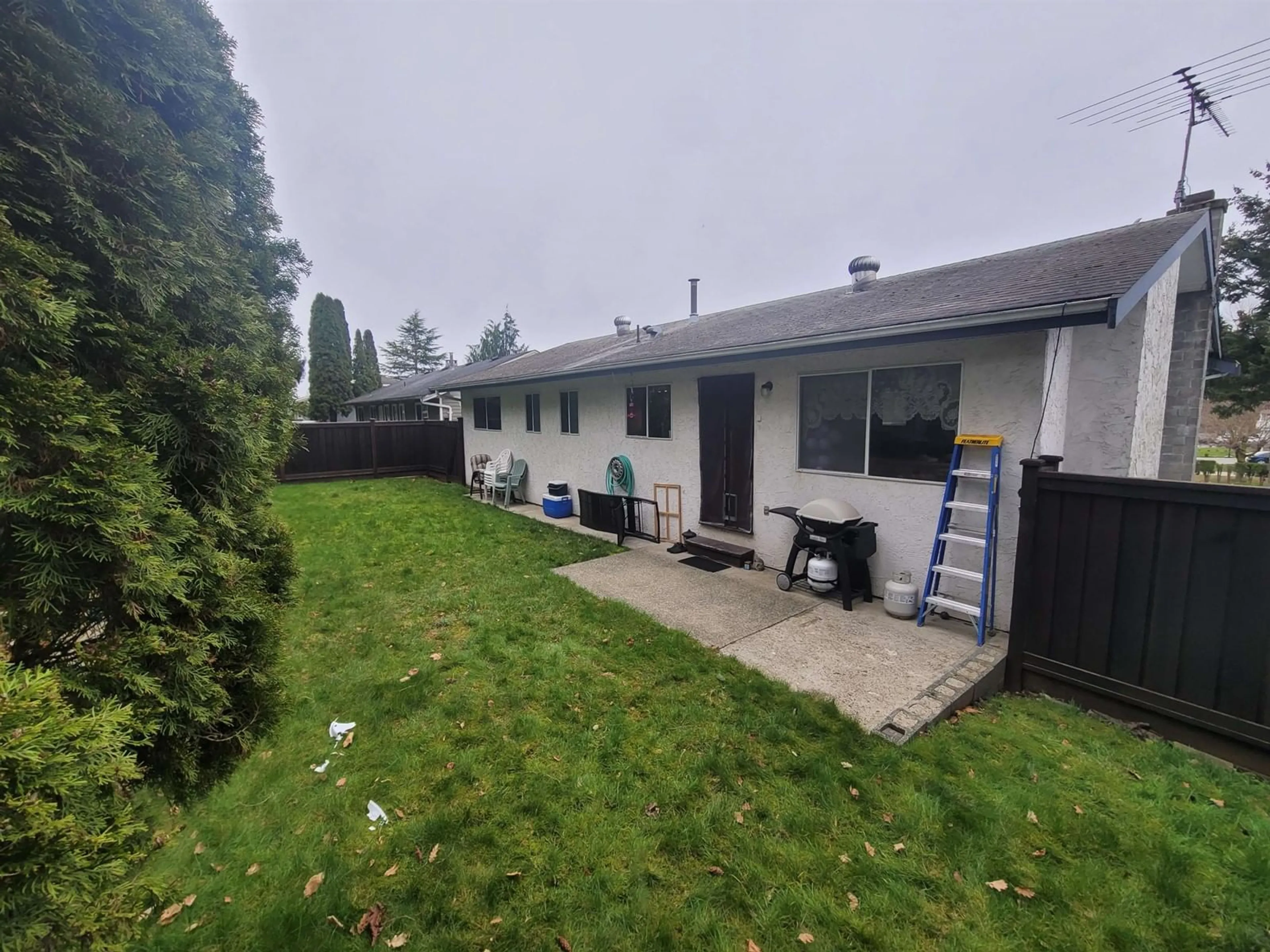 A pic from outside/outdoor area/front of a property/back of a property/a pic from drone, street for 1514 KIPLING, Abbotsford British Columbia V2S6K1