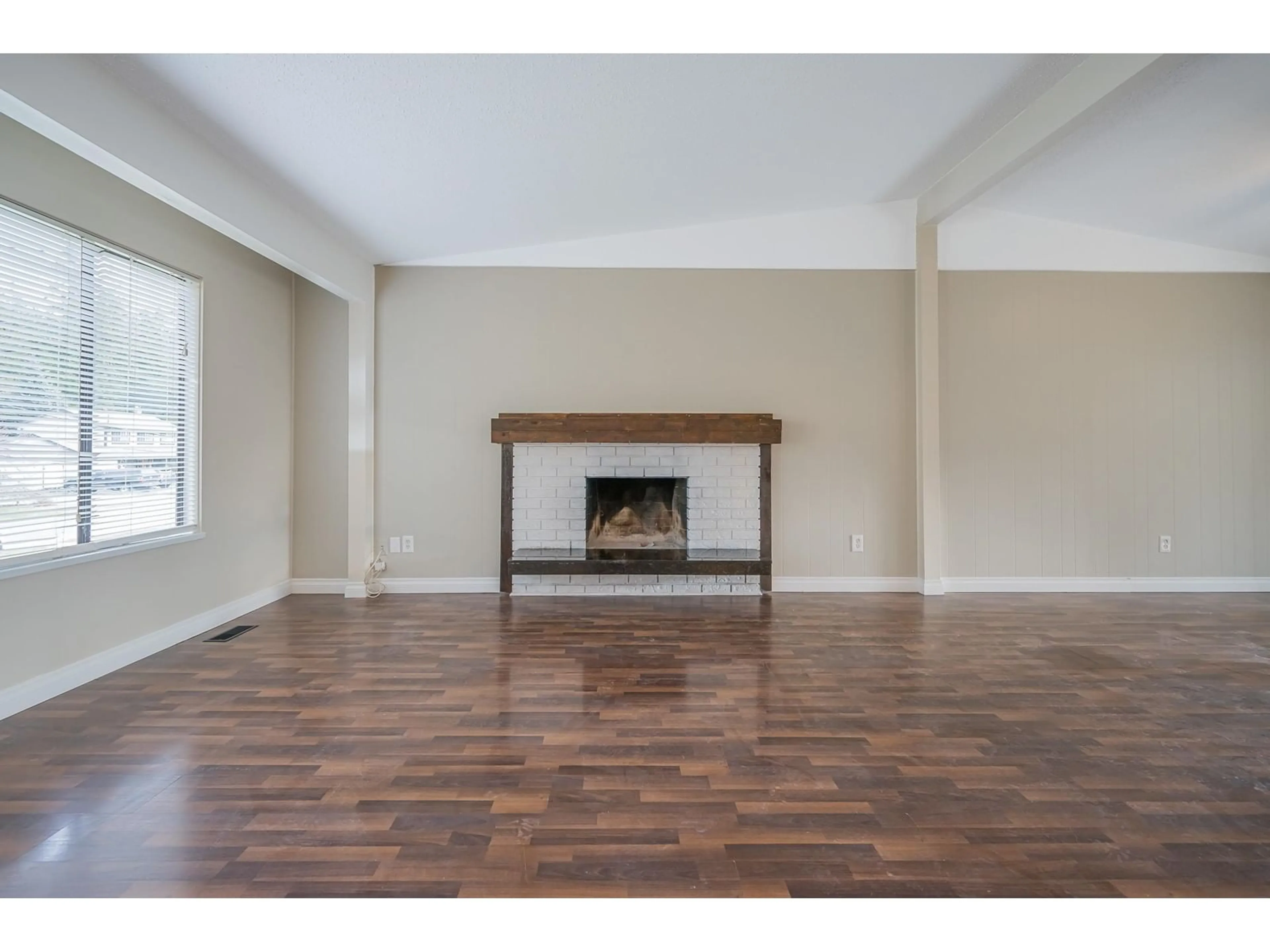 Living room with furniture, wood/laminate floor for 20764 39, Langley British Columbia V3A2V8