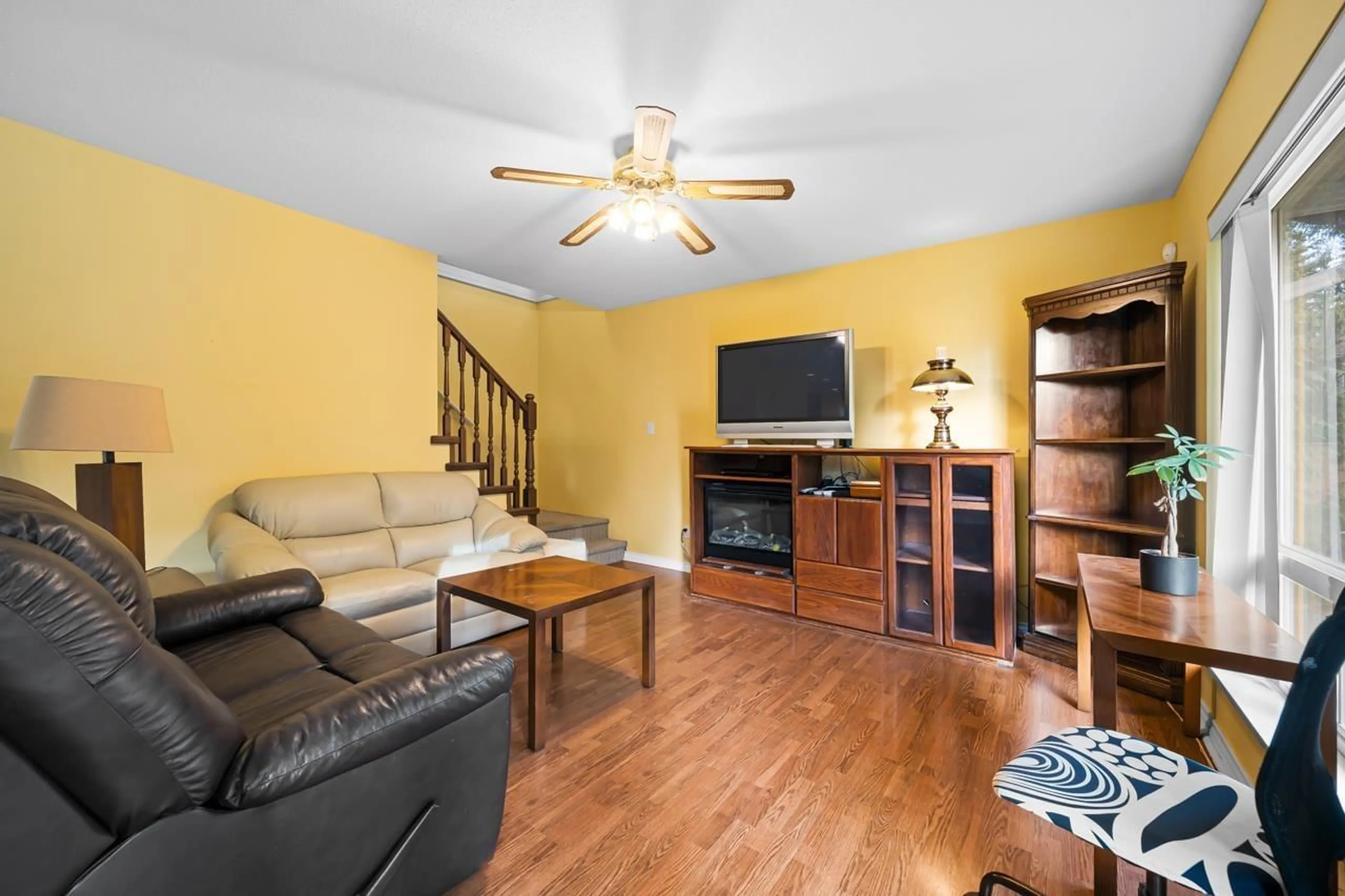 Living room with furniture, unknown for 2789 CRANLEY, Surrey British Columbia V4P1E2