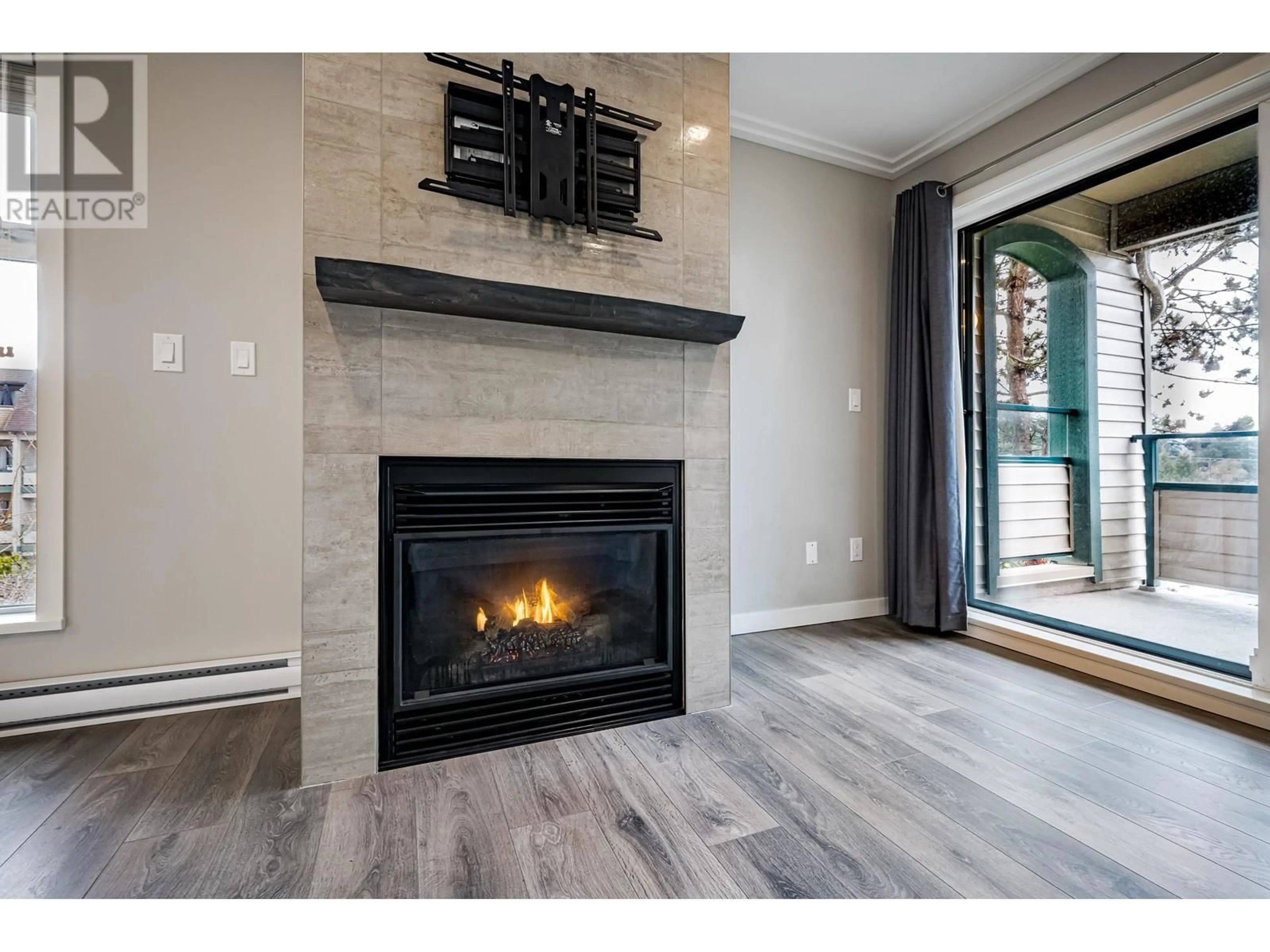 Unknown for 305 - 2915 GLEN DRIVE, Coquitlam British Columbia V3B7H8