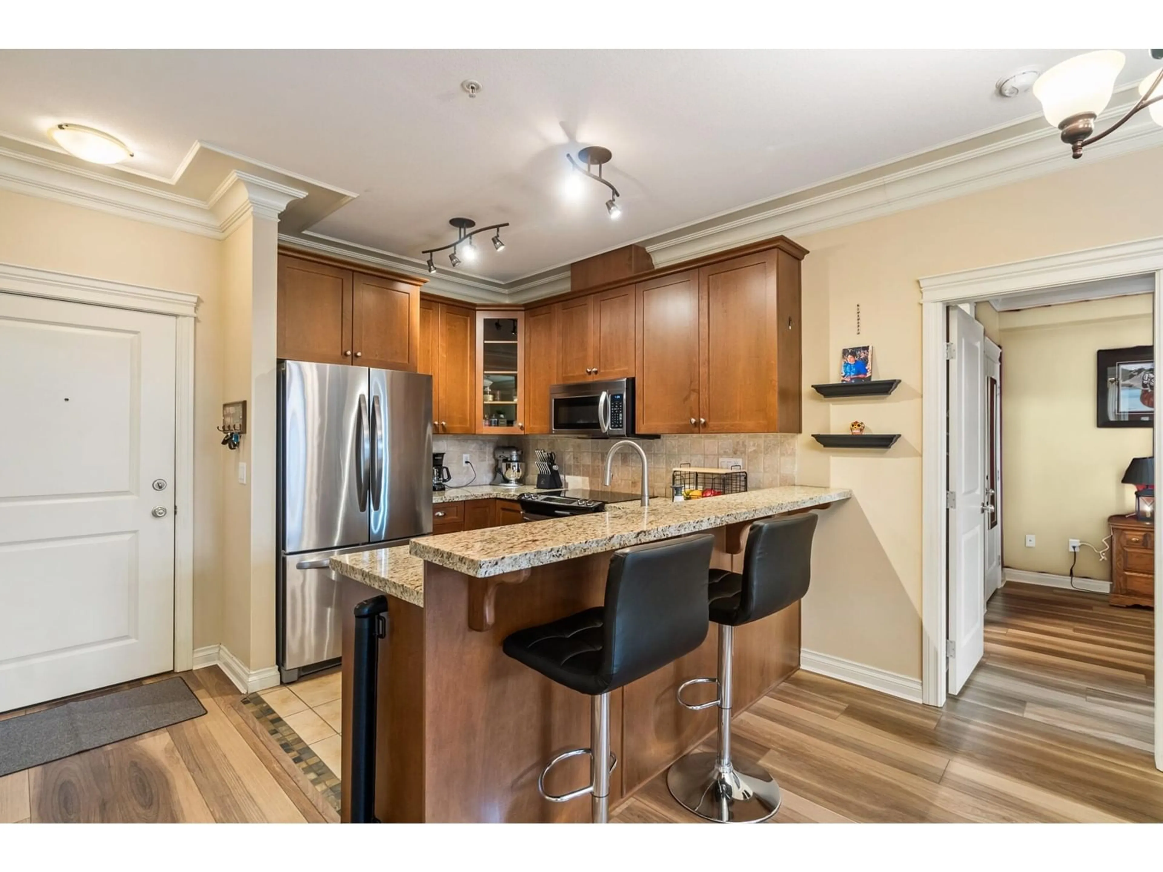 Open concept kitchen, wood/laminate floor for 222 - 32729 GARIBALDI, Abbotsford British Columbia V2T0A6