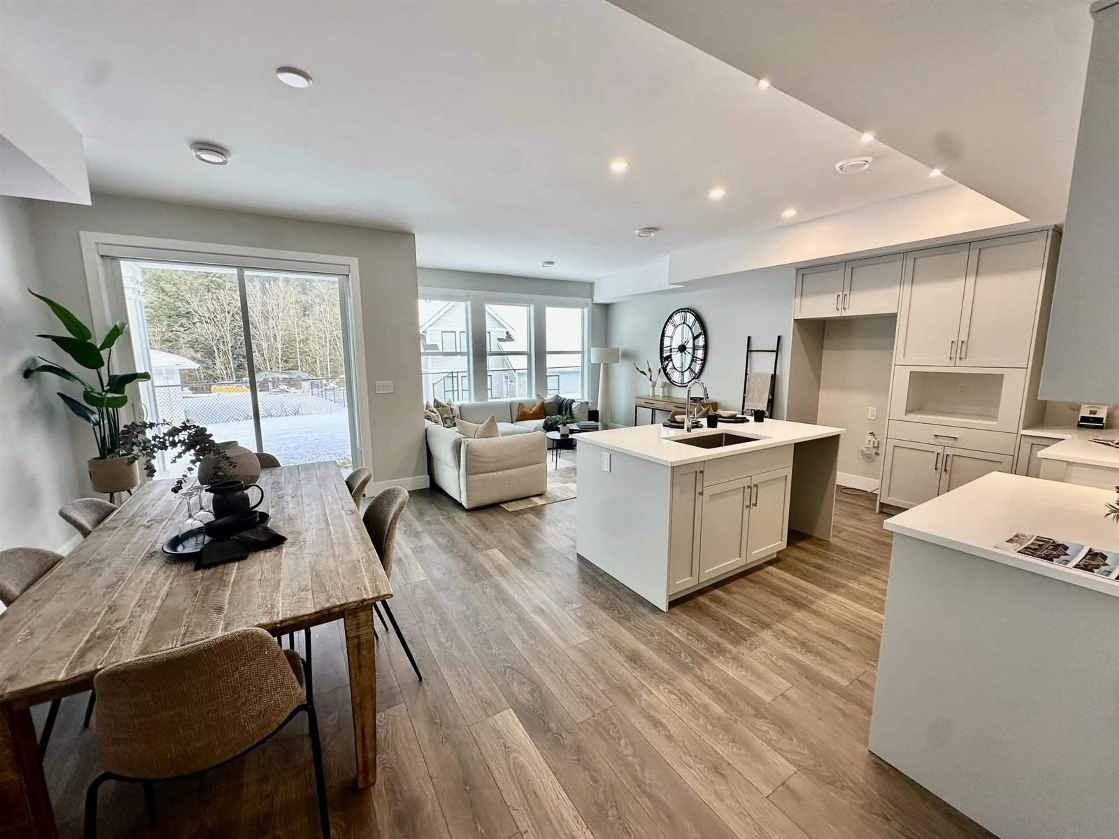 Open concept kitchen, unknown for 1953 WOODSIDE BOULEVARD, Agassiz British Columbia V0M1A1