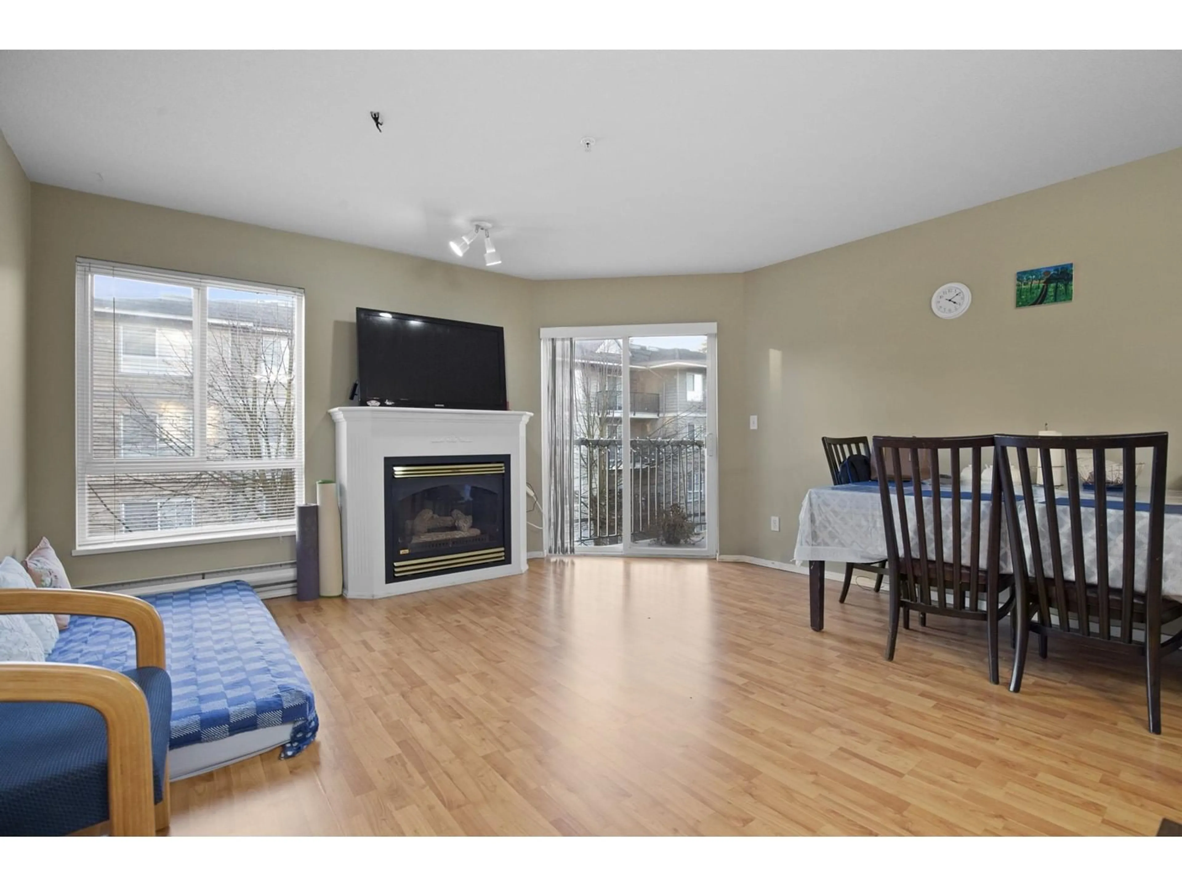 Living room with furniture, wood/laminate floor for 309 - 31831 PEARDONVILLE, Abbotsford British Columbia V2T1L5